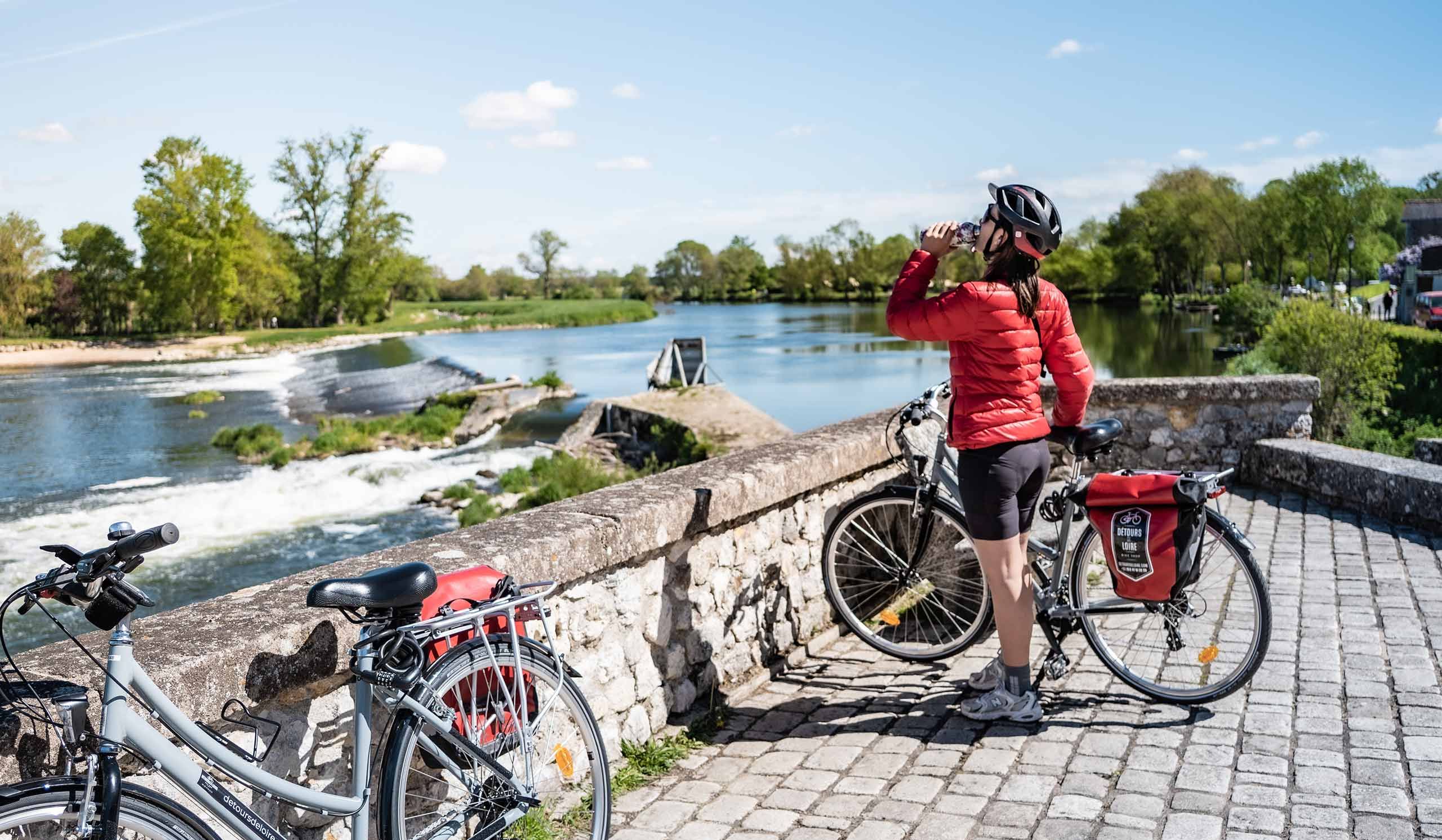Personne devant le Cher sur l'itinéraire de la Loire à Vélo à Savonnières