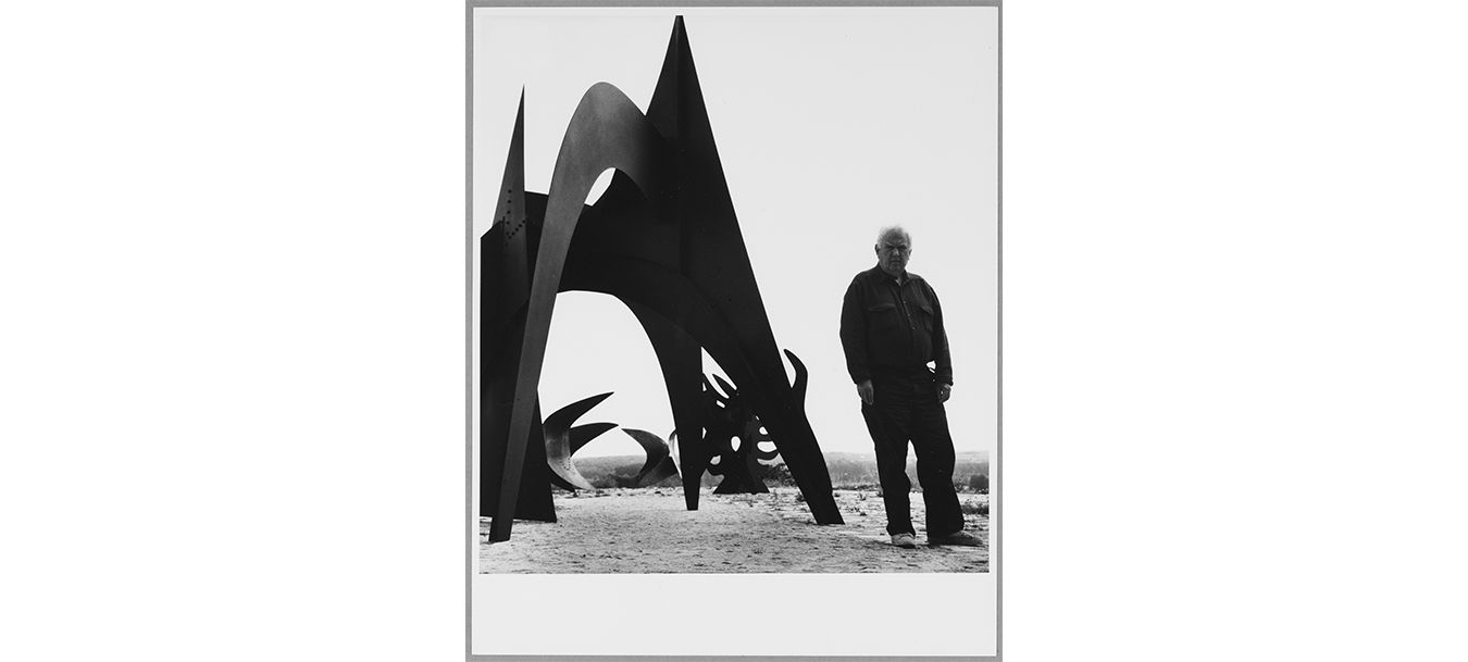 Calder dans son atelier à Saché