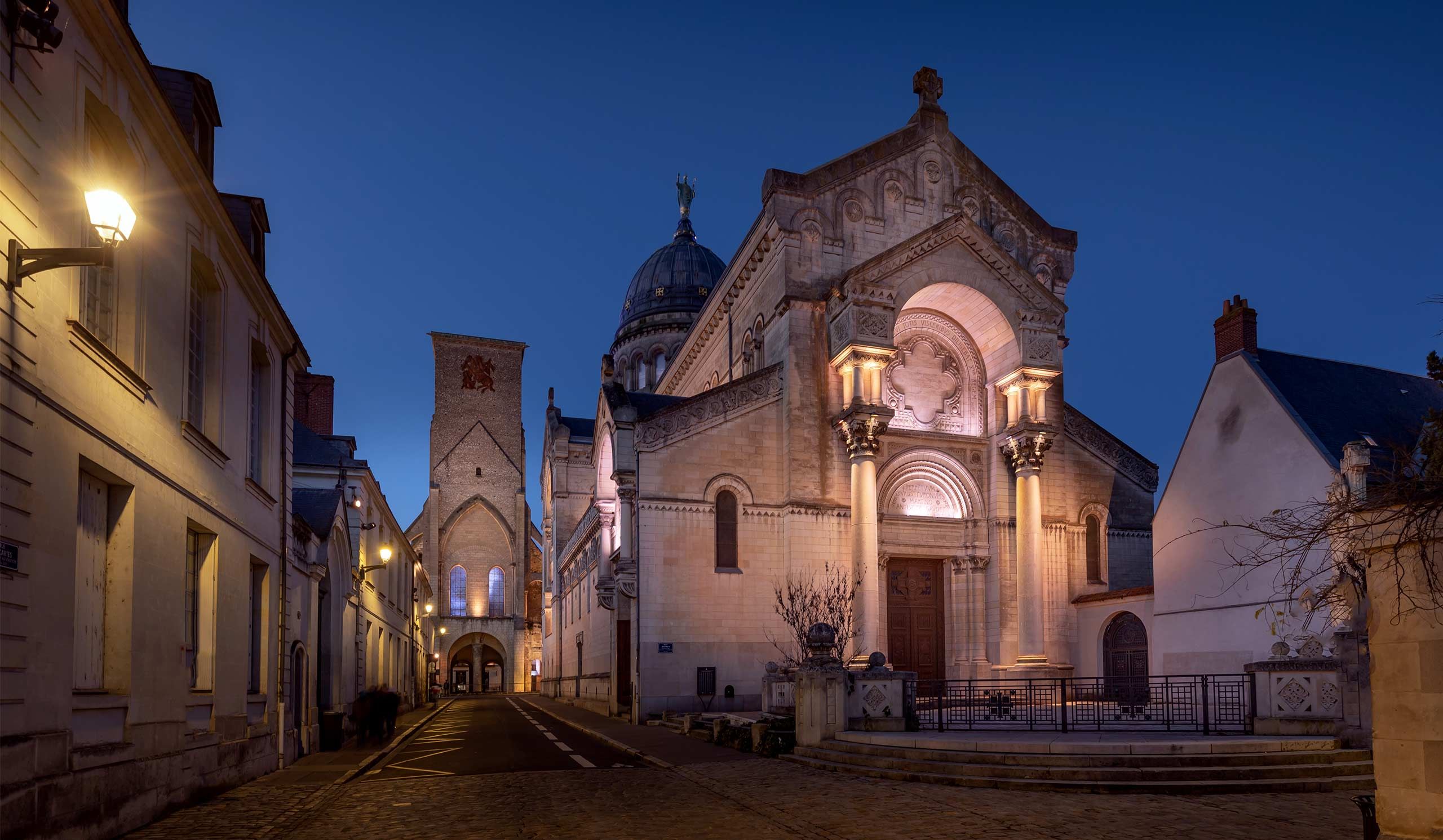 Basilique Saint-Martin de Tours éclairée, vue de l'extérieur et de nuit