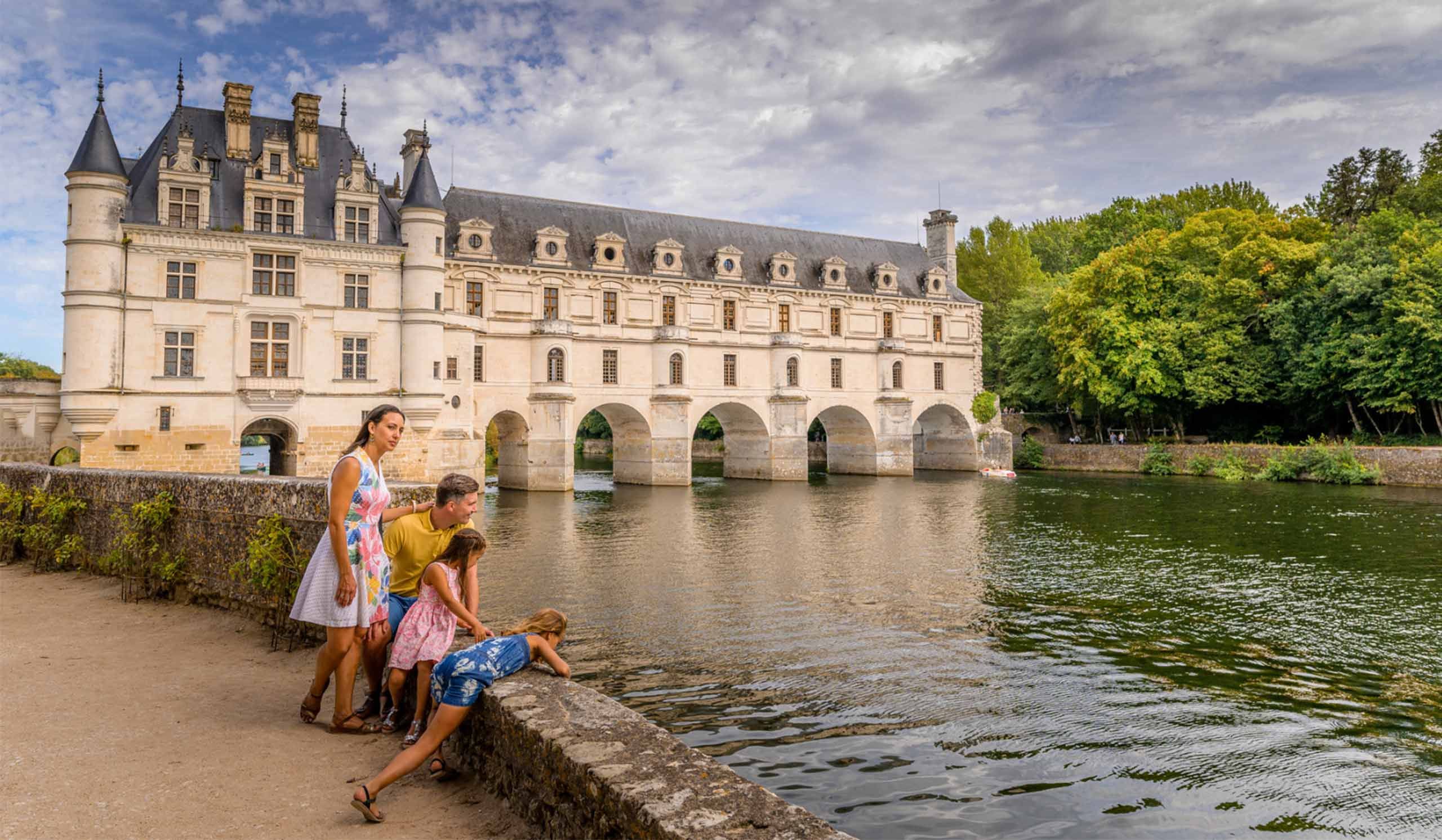 Famille au bord de l'eau devant le château de Chenonceau