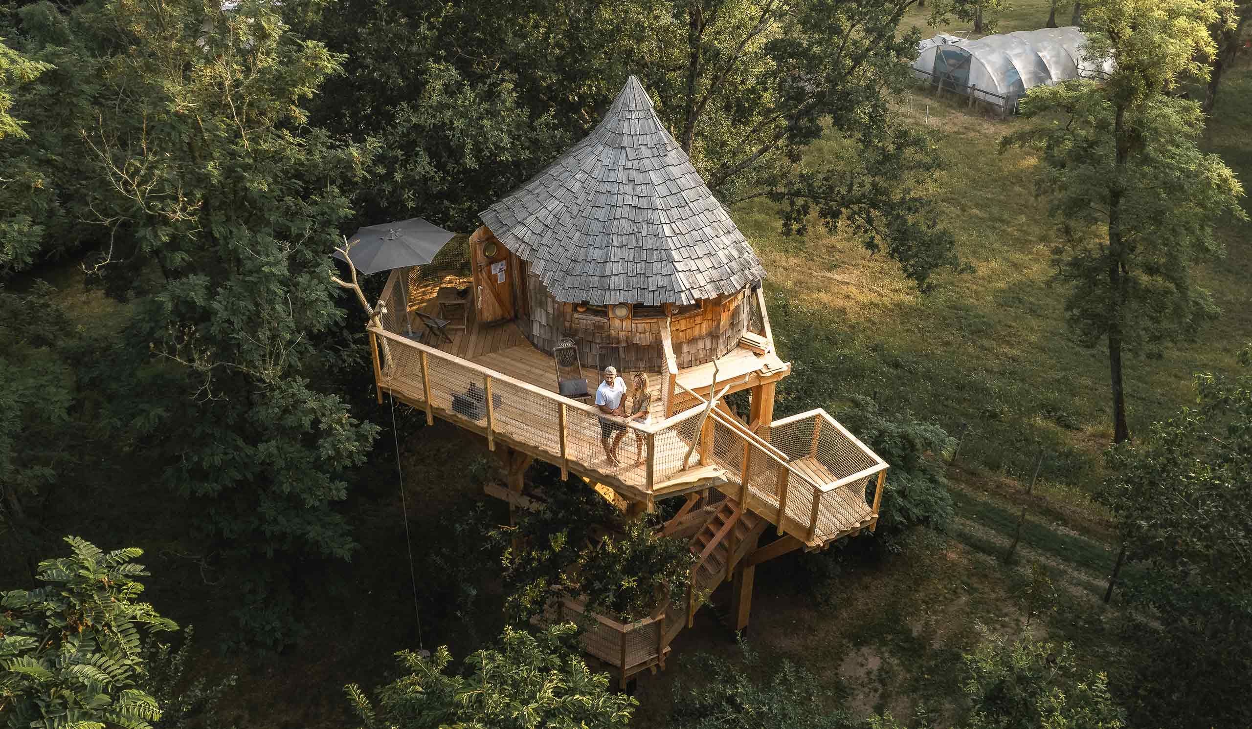 Couple dans une maison dans les arbres à La Bateliere sur Loire 