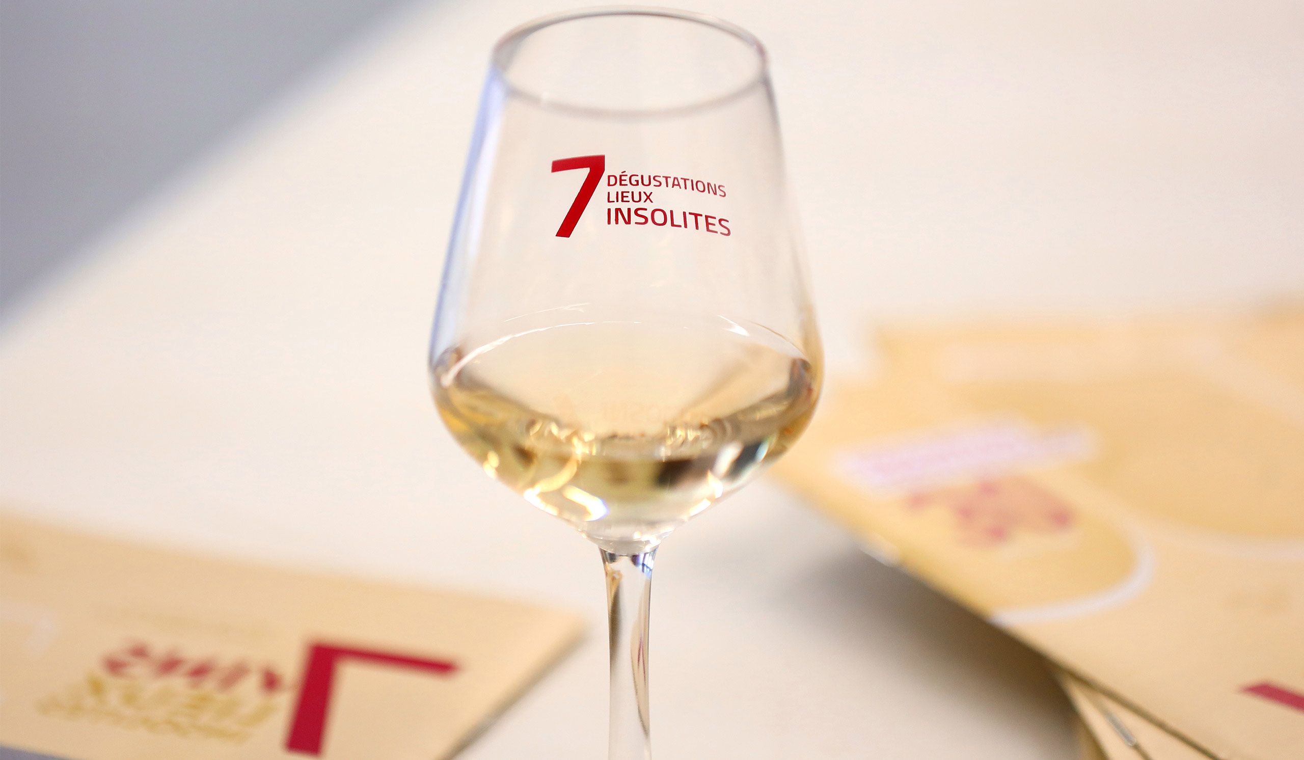 Photo d'un verre de vins estampillé " 7 vins, 7 lieux insolites "
