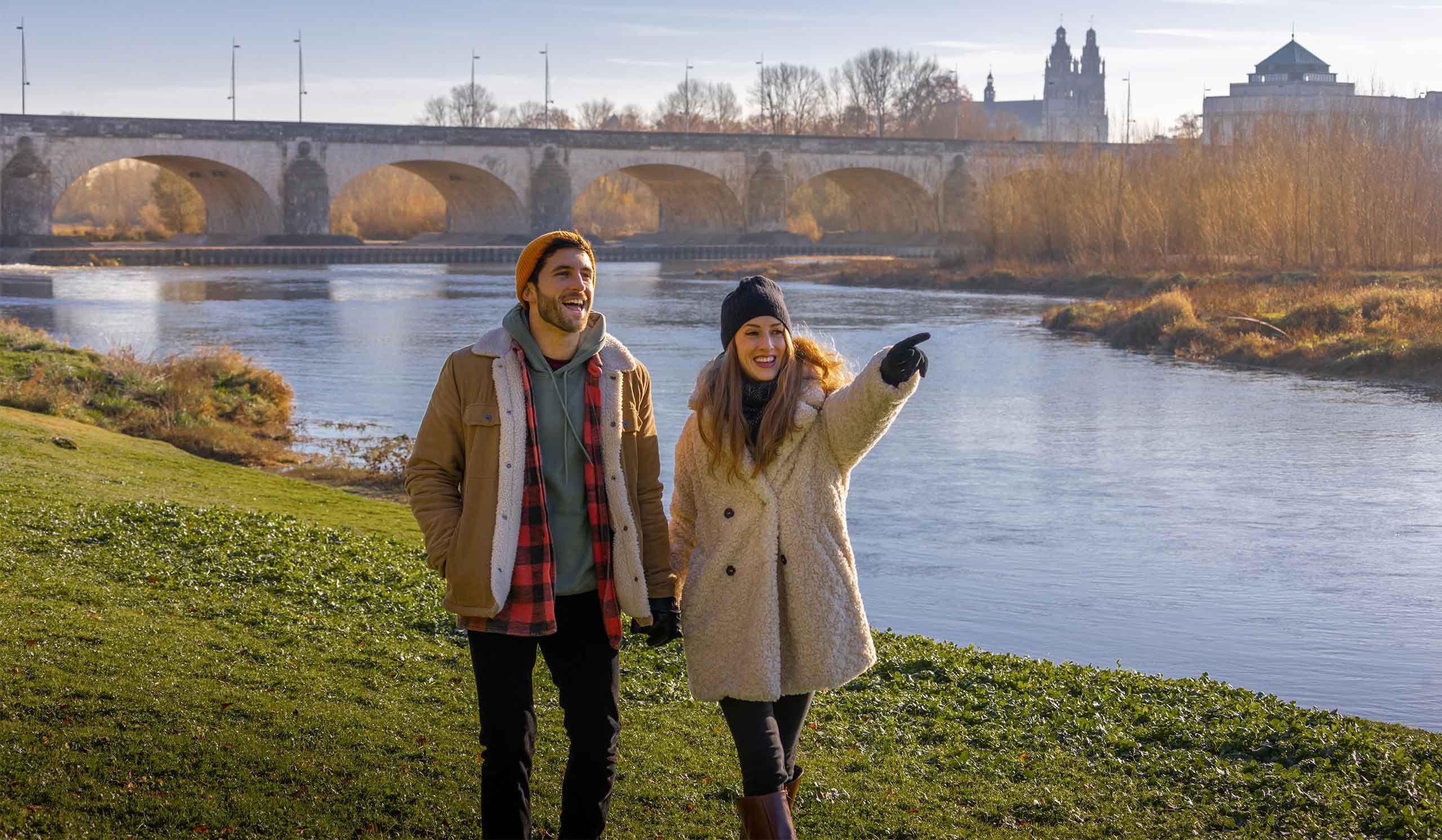 Couple sur les bords de Loire en hiver