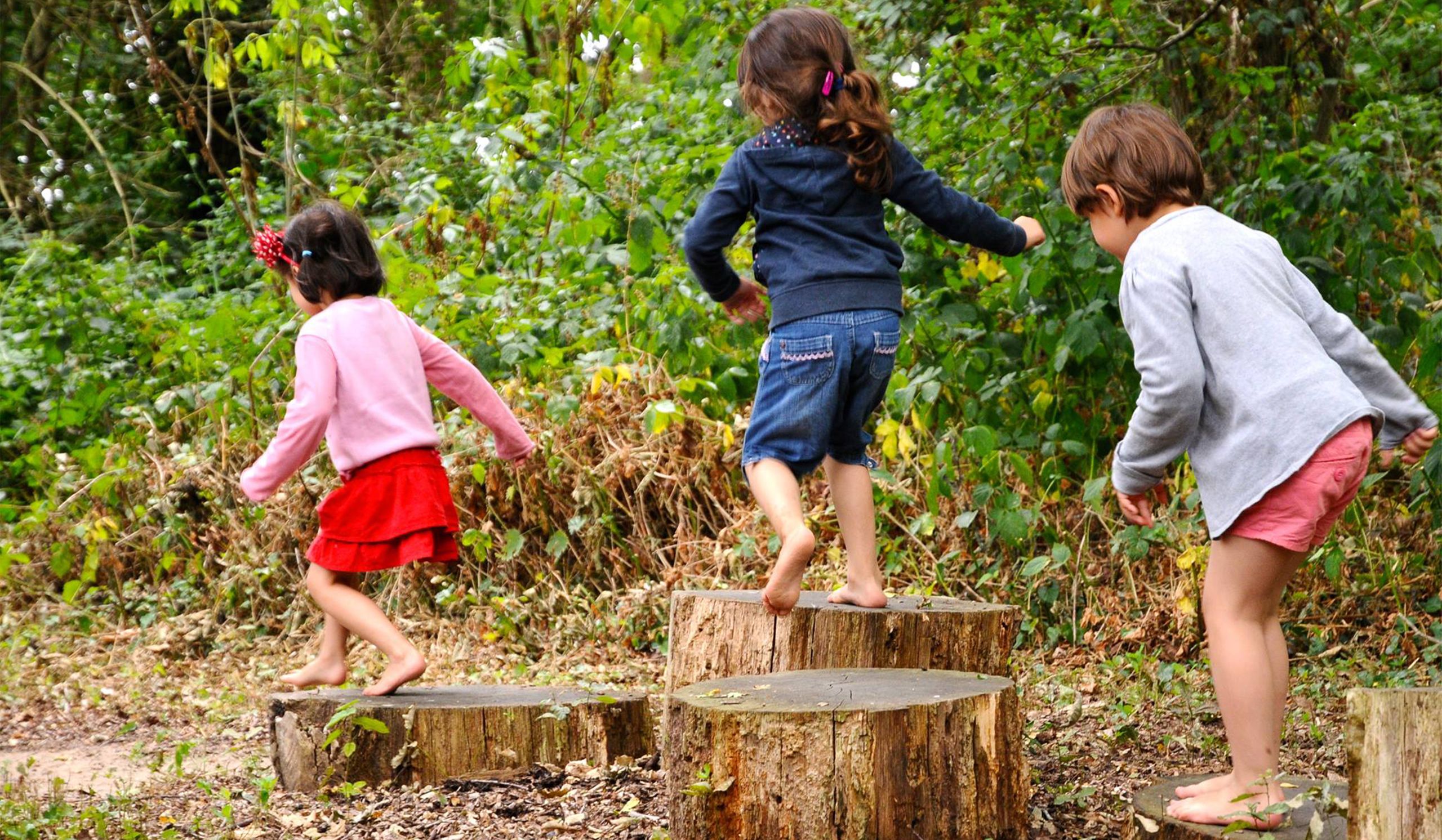 Enfants jouant dans la nature