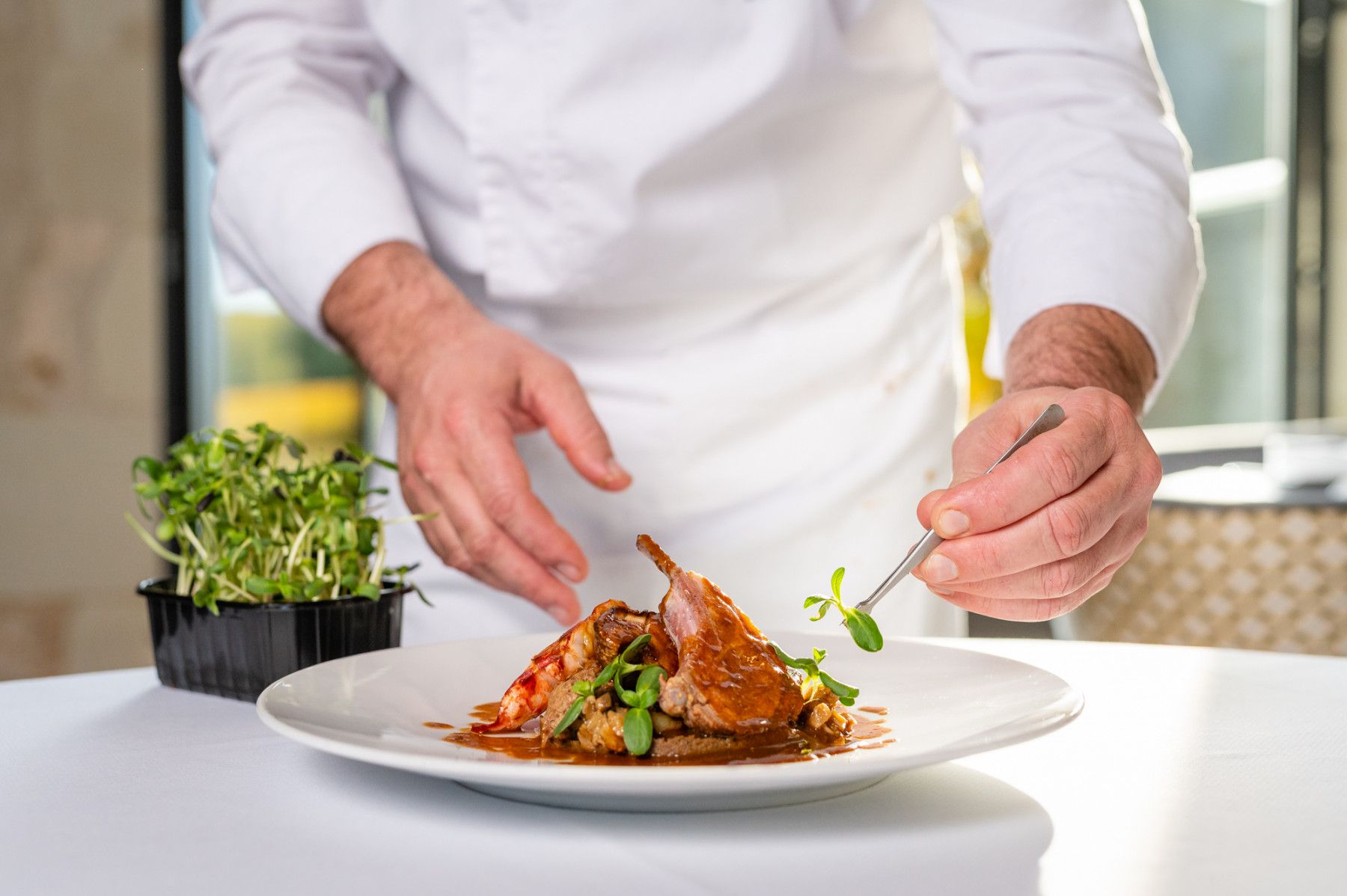 Chef cuisinant un plat au restaurant La Liodière