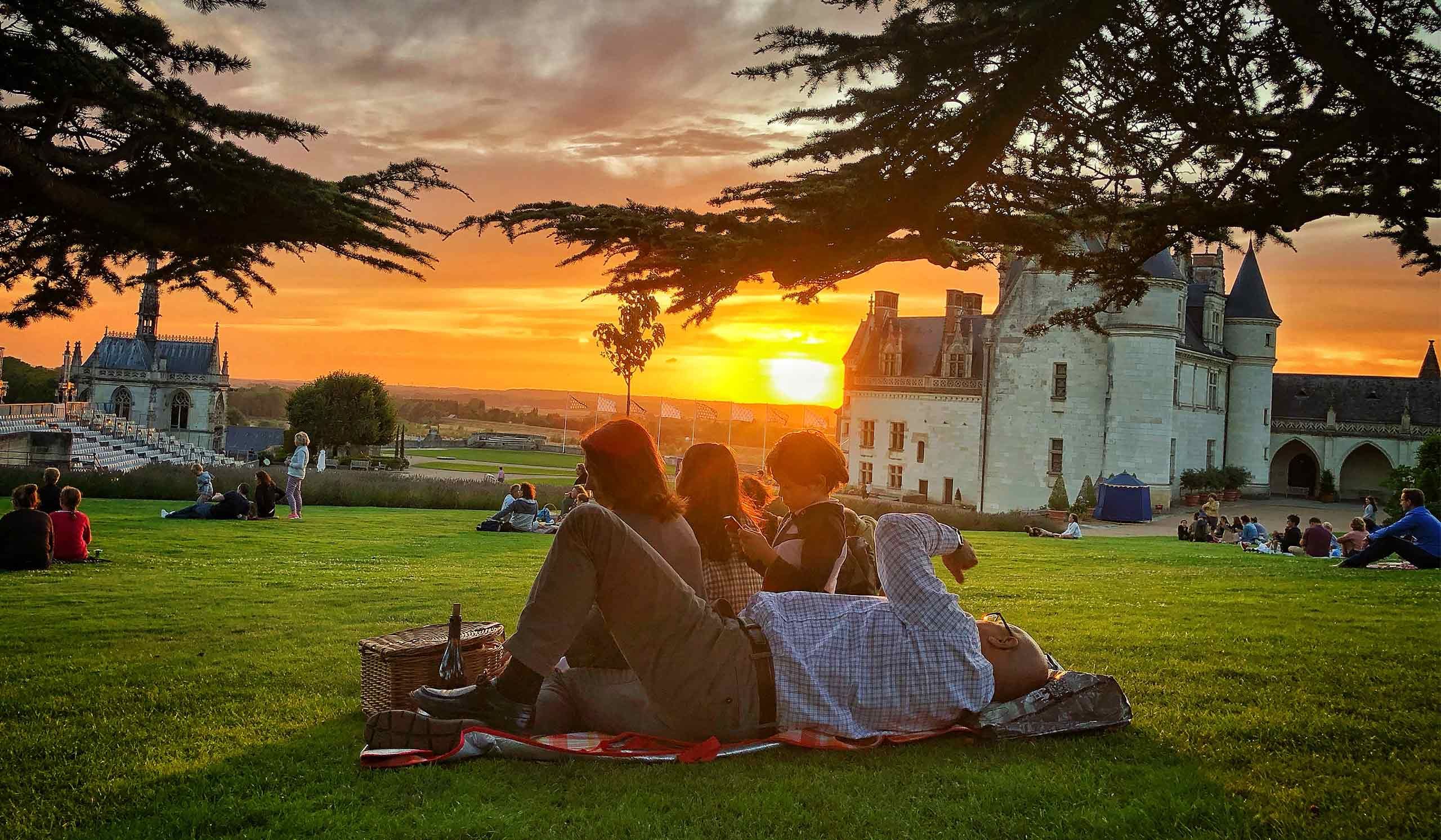 Famille qui pique-nique dans les jardins du château Royal d'Amboise