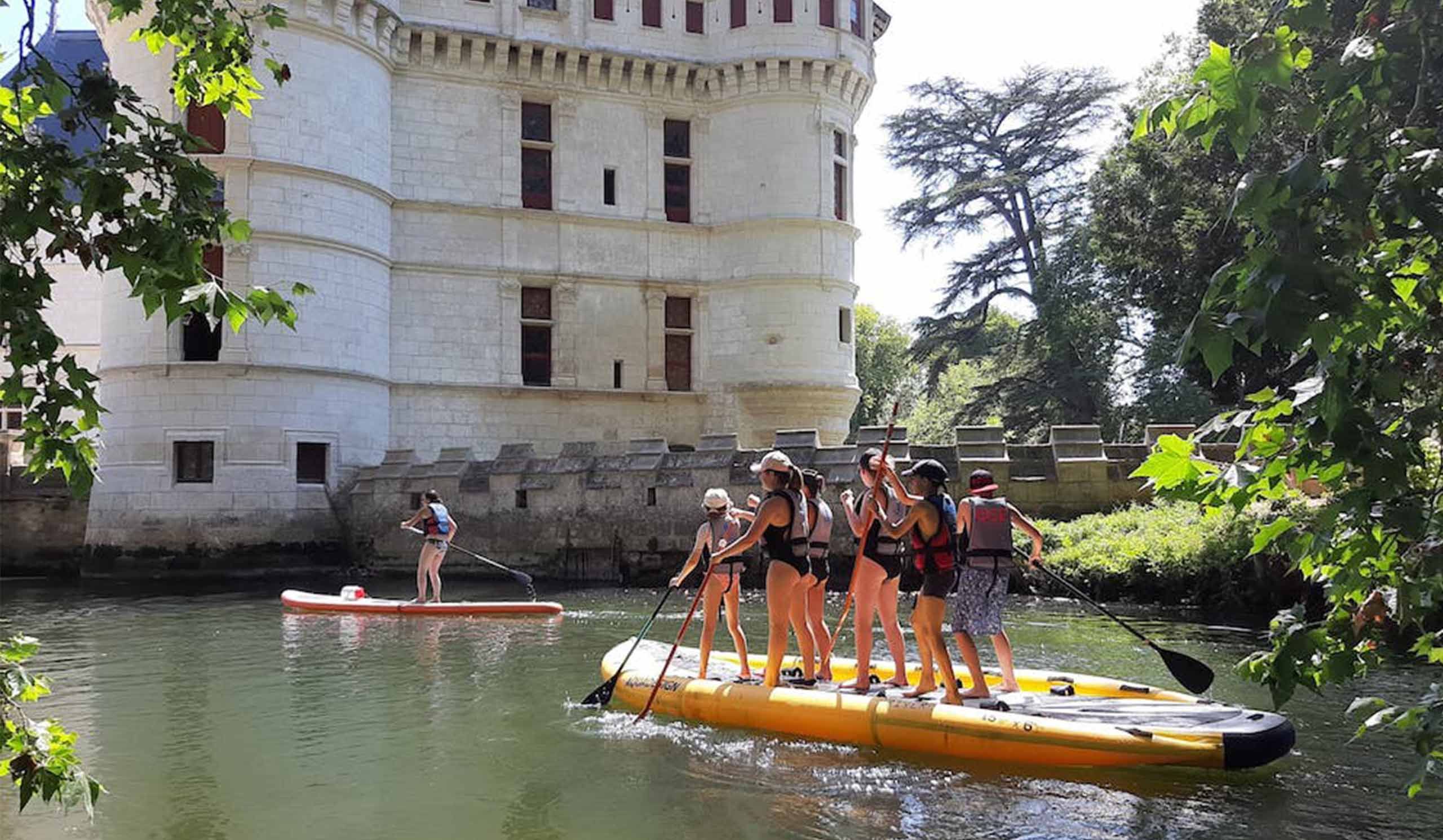 Personnes faisant des stand-up paddle à côté du château d'Azay-le-Rideau