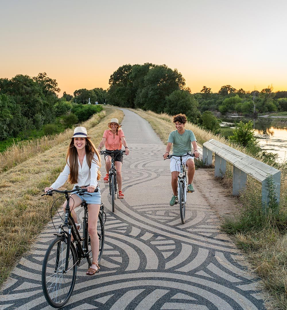 Cyclistes sur la Loire à Vélo
