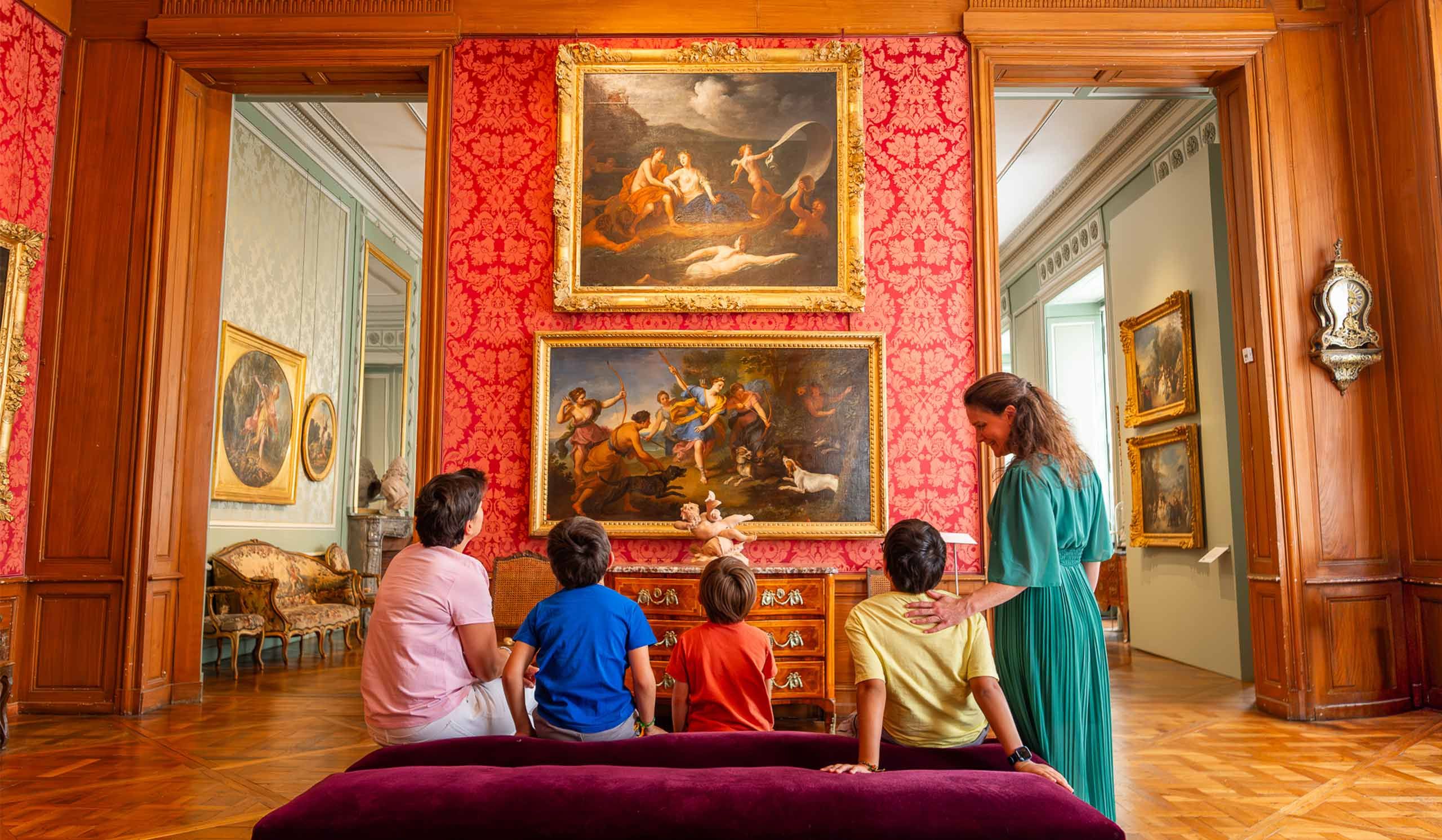 Famille devant des tableaux au Musée des Beaux-Arts de Tours