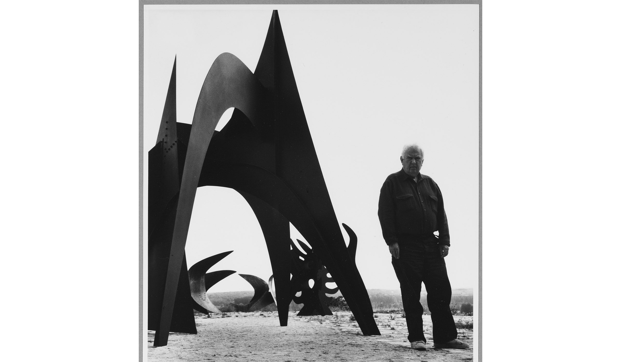 Alexander Calder dans son atelier à Saché