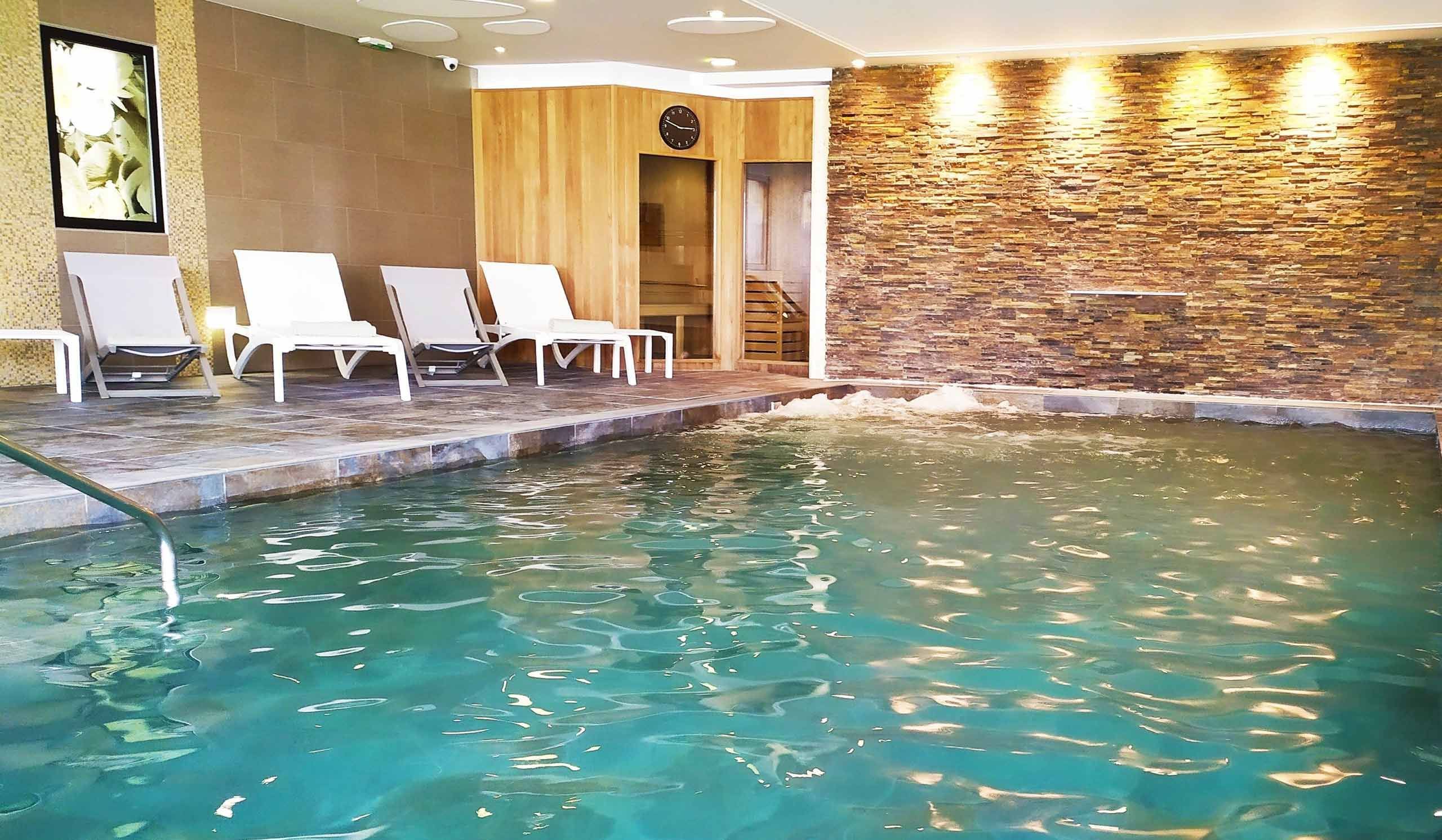 Piscine intérieure du château Belmont