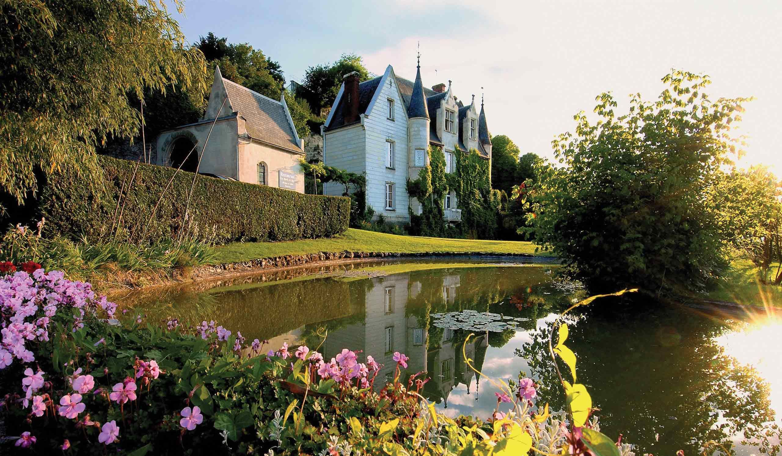 Vue extérieure du manoir du restaurant La Roche Le Roy
