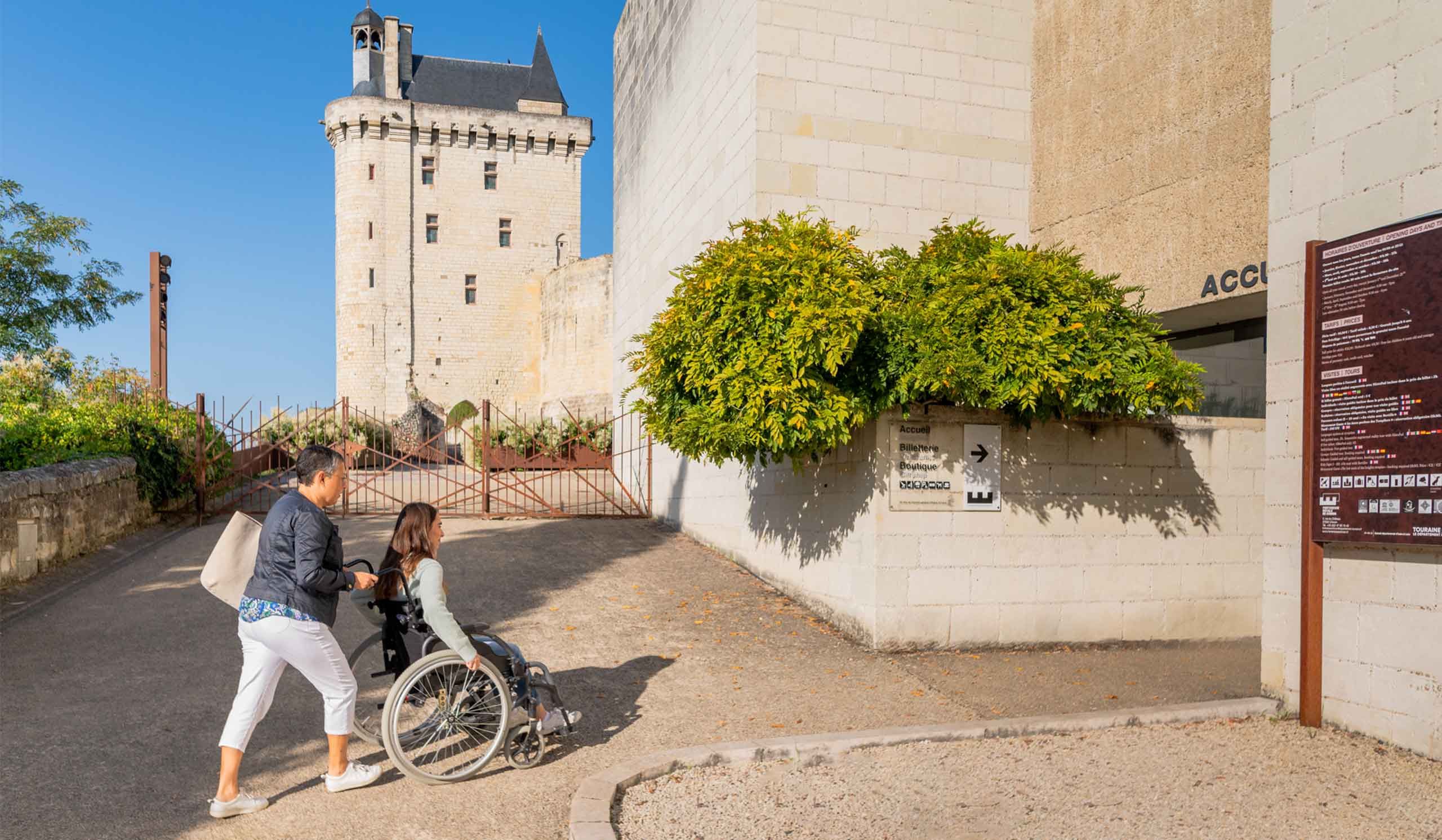 Visiteur en fauteuil roulant à la Forteresse Royale de Chinon