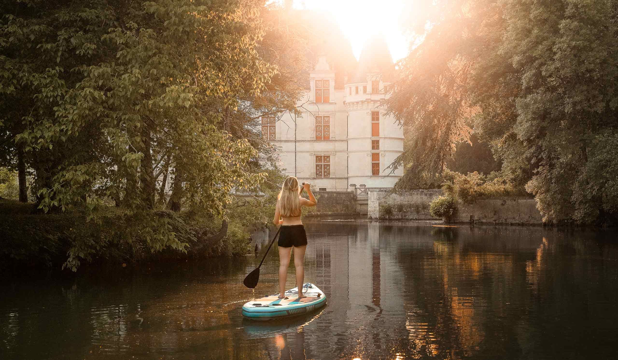 Personnes faisant des stand-up paddle à côté du château d'Azay-le-Rideau