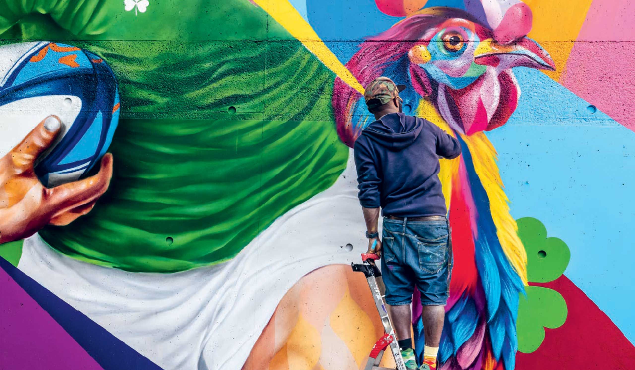 Artiste entrain de graffer un tag