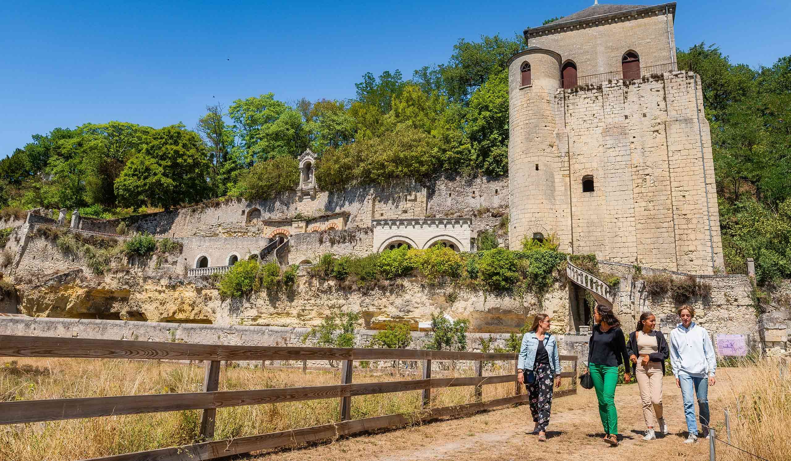 Groupe de personnes marchant dans le parc de l'Abbaye de Marmoutier à Tours