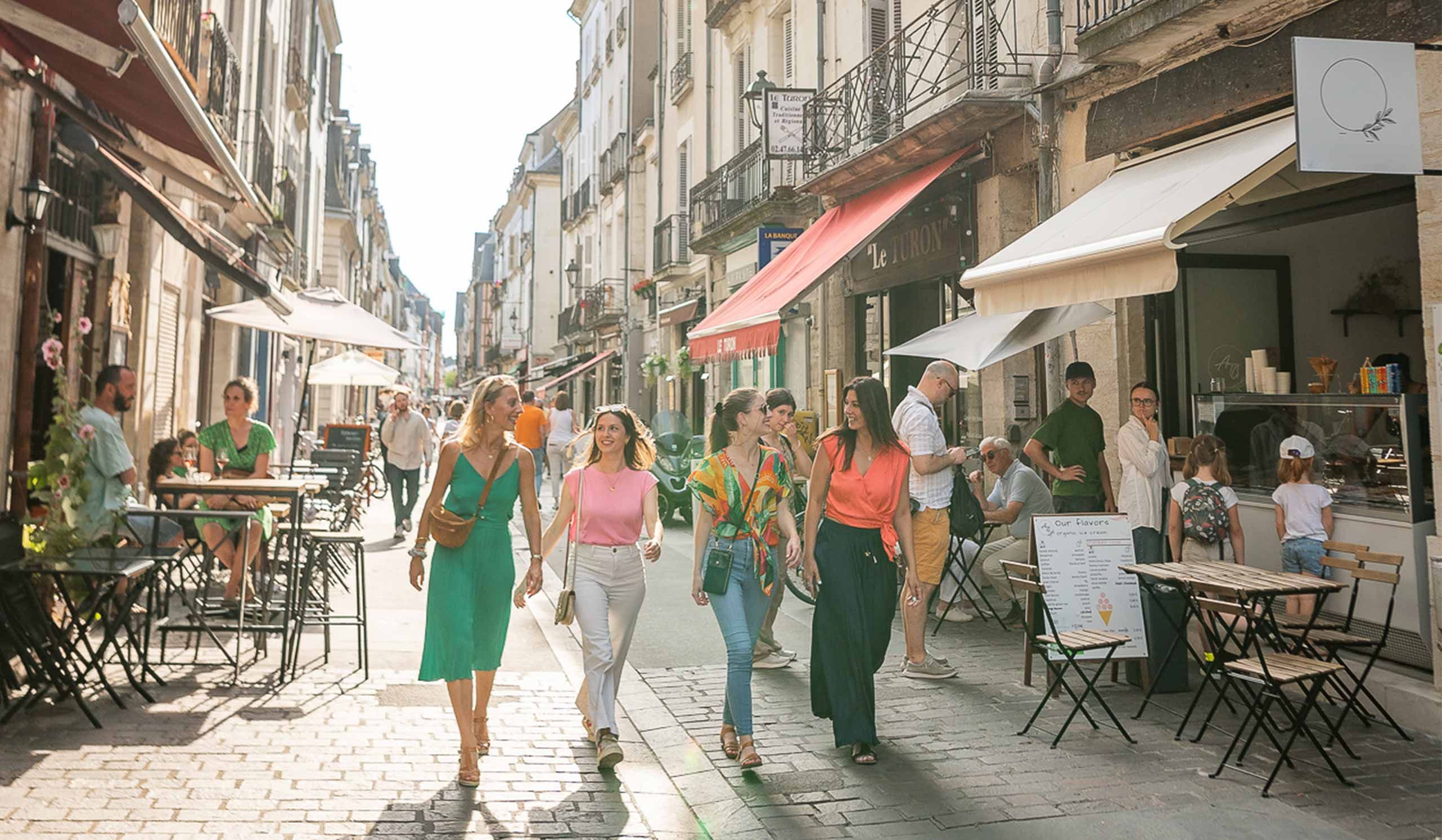 quatre personnes dans la rue Colbert à Tours