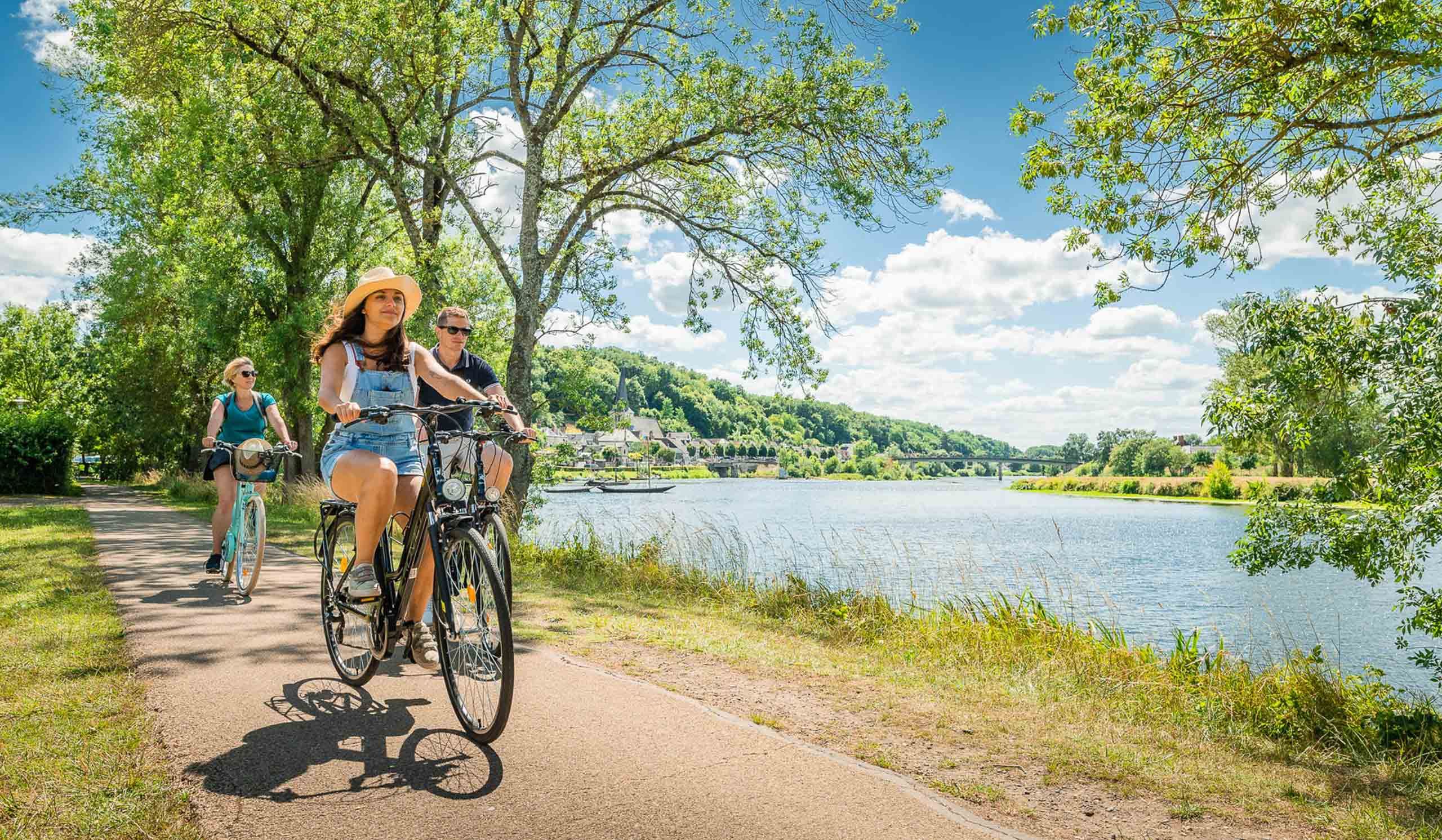 Trois personnes à vélo au bord du Cher