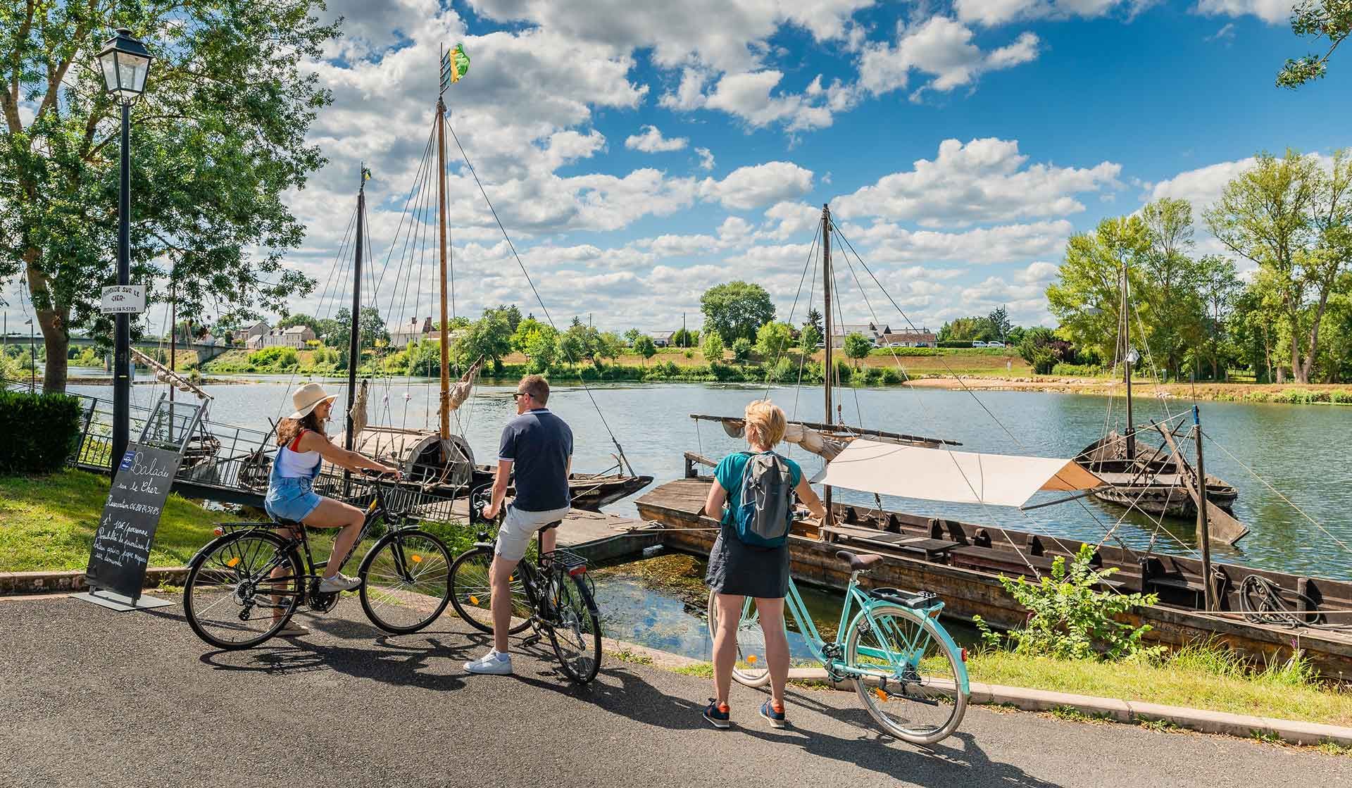 Cyclistes pédalant sur la Loire à vélo