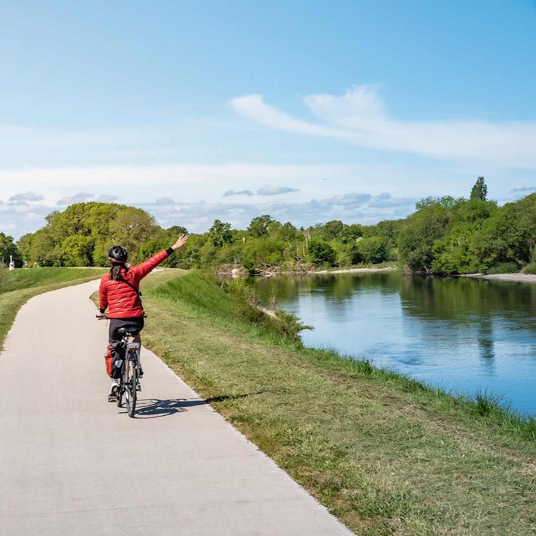 Personne à vélo sur les rives du Cher