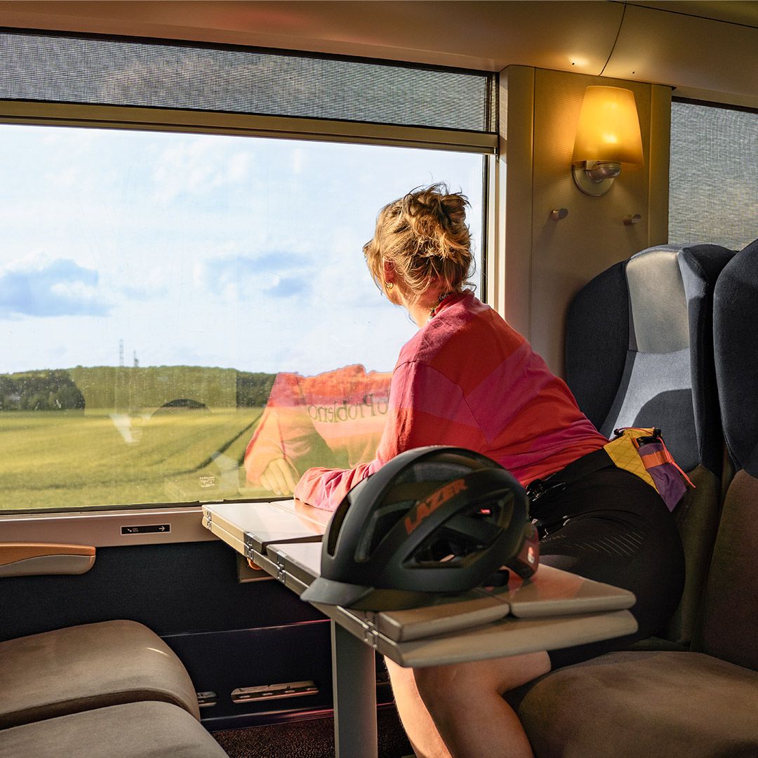 Personne assise dans le train