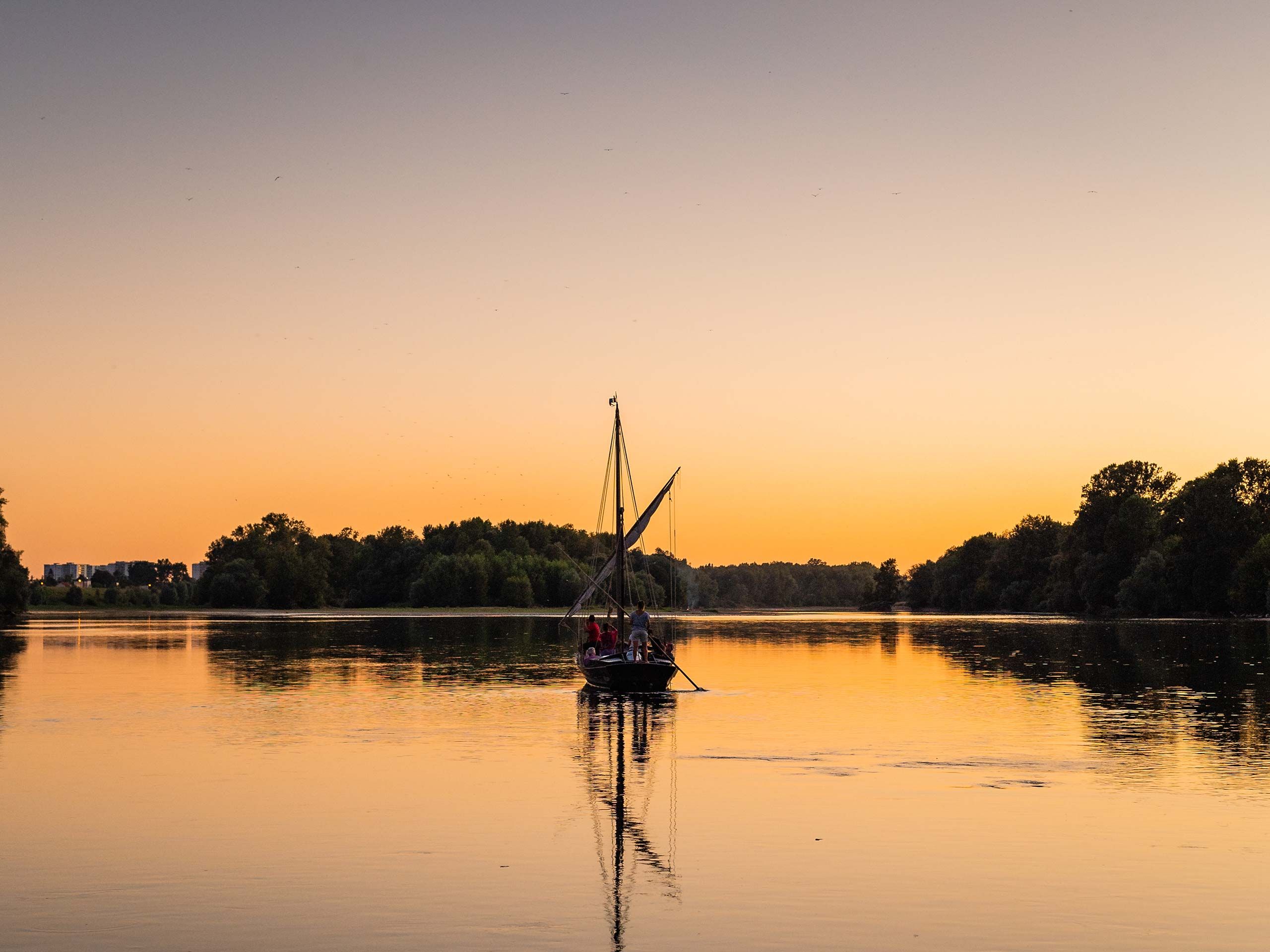 Balade en bateau au crépuscule sur la Loire