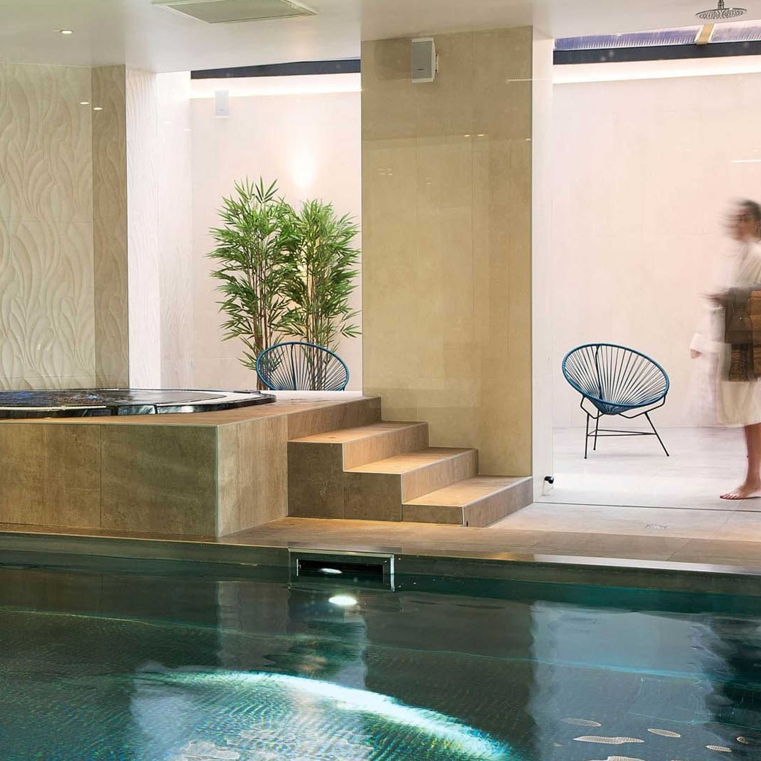 Piscine intérieur du SPA de l'hôtel**** de l'Océania l'Univers à Tours