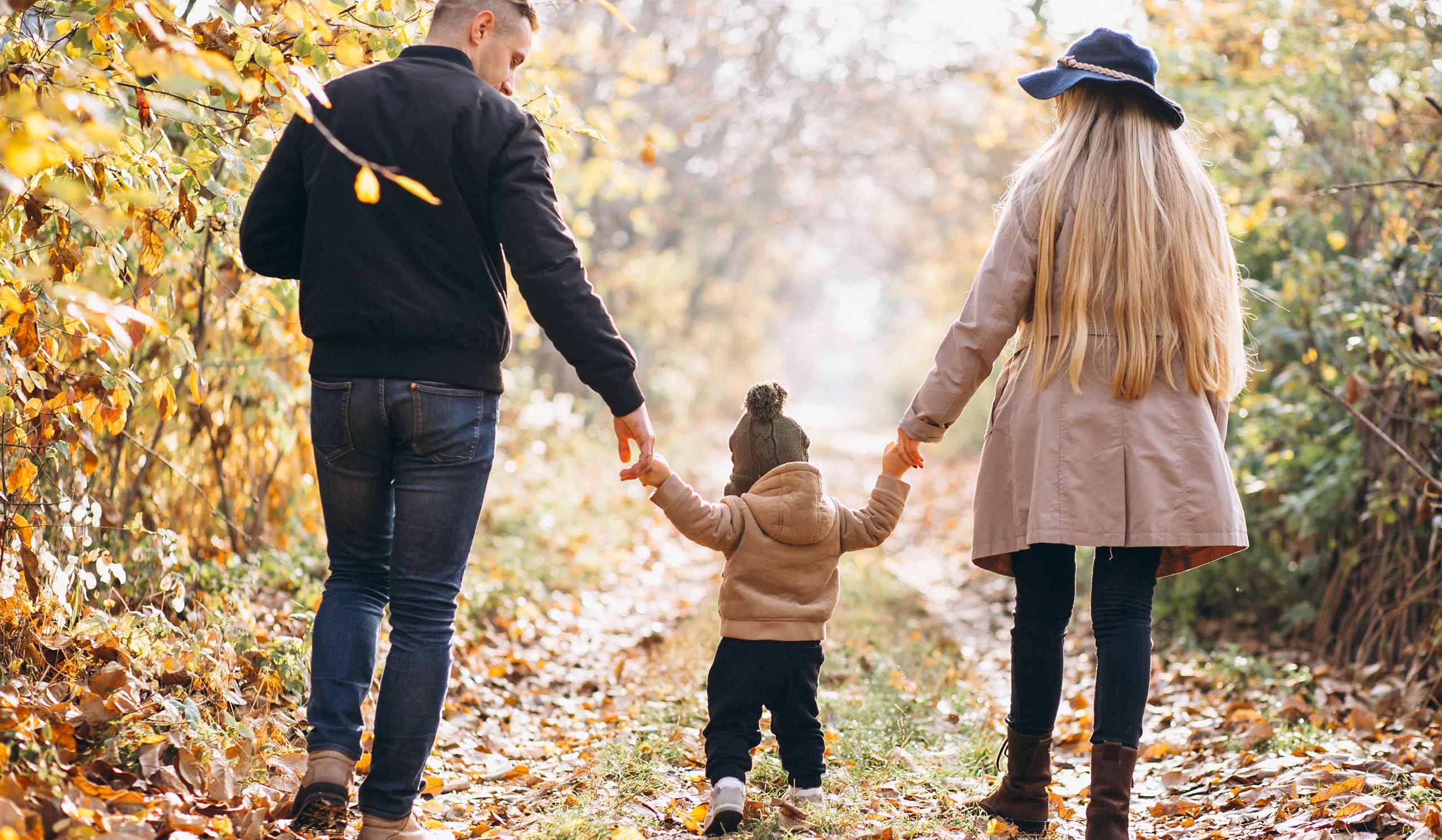 Parents et enfant qui se promènent en forêt