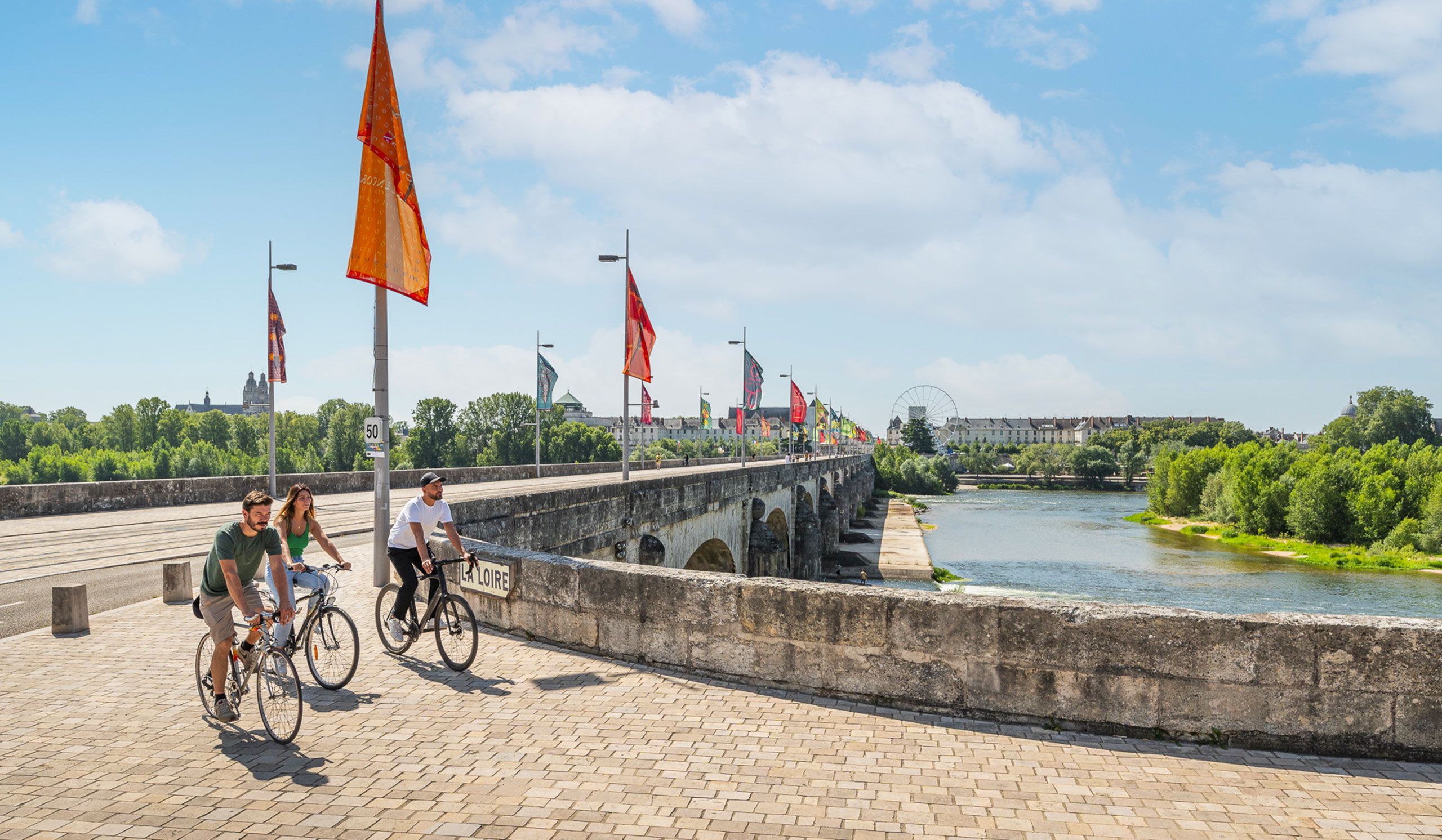 Vélos sur le pont Wilson, en bord de Loire