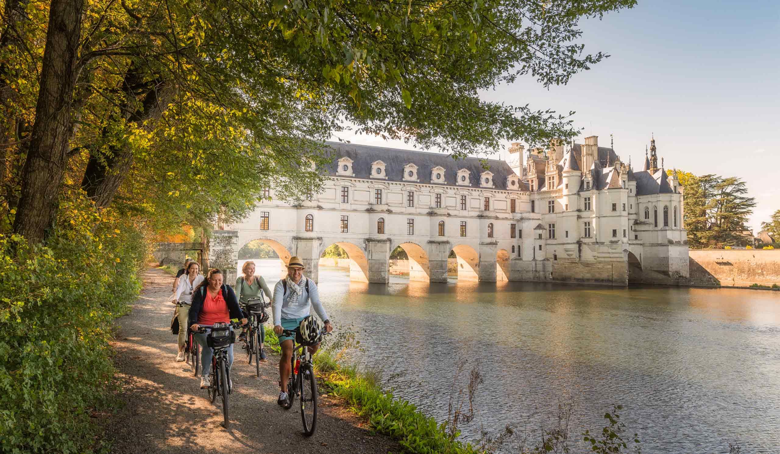 Groupes à vélo à côté du château de Chenonceau