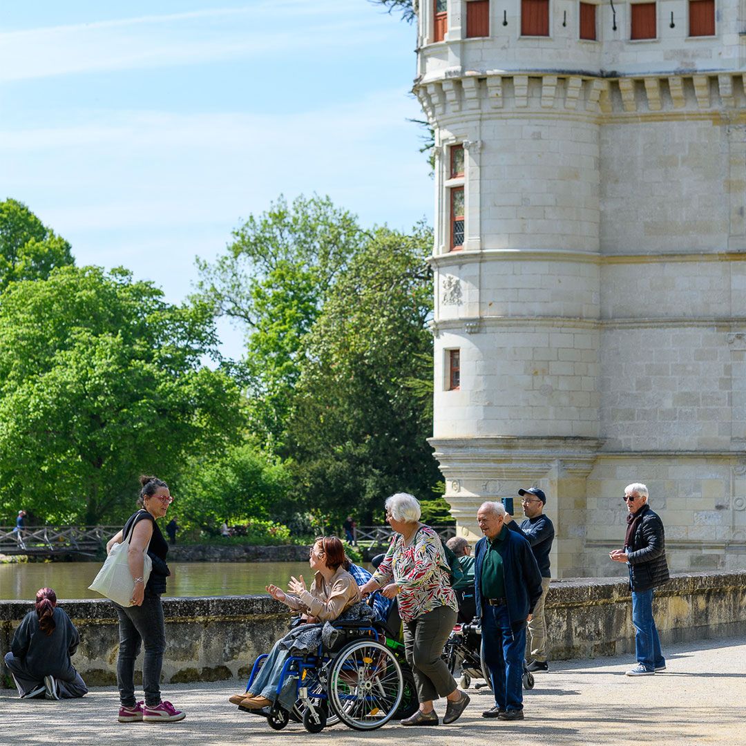 Visiteurs en fauteuil roulant au Château Azay-le-Rideau