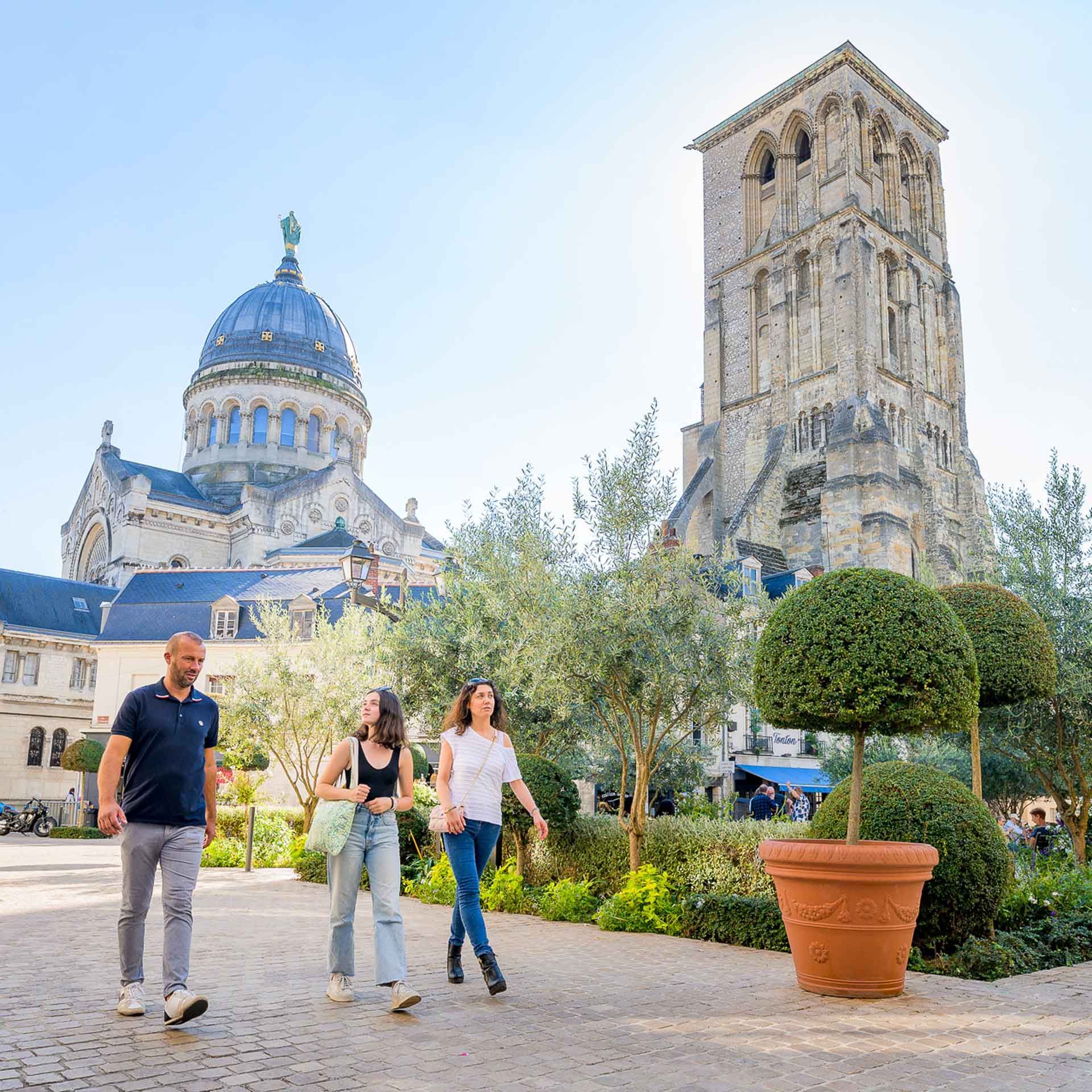 Place Châteauneuf et Tour Charlemagne