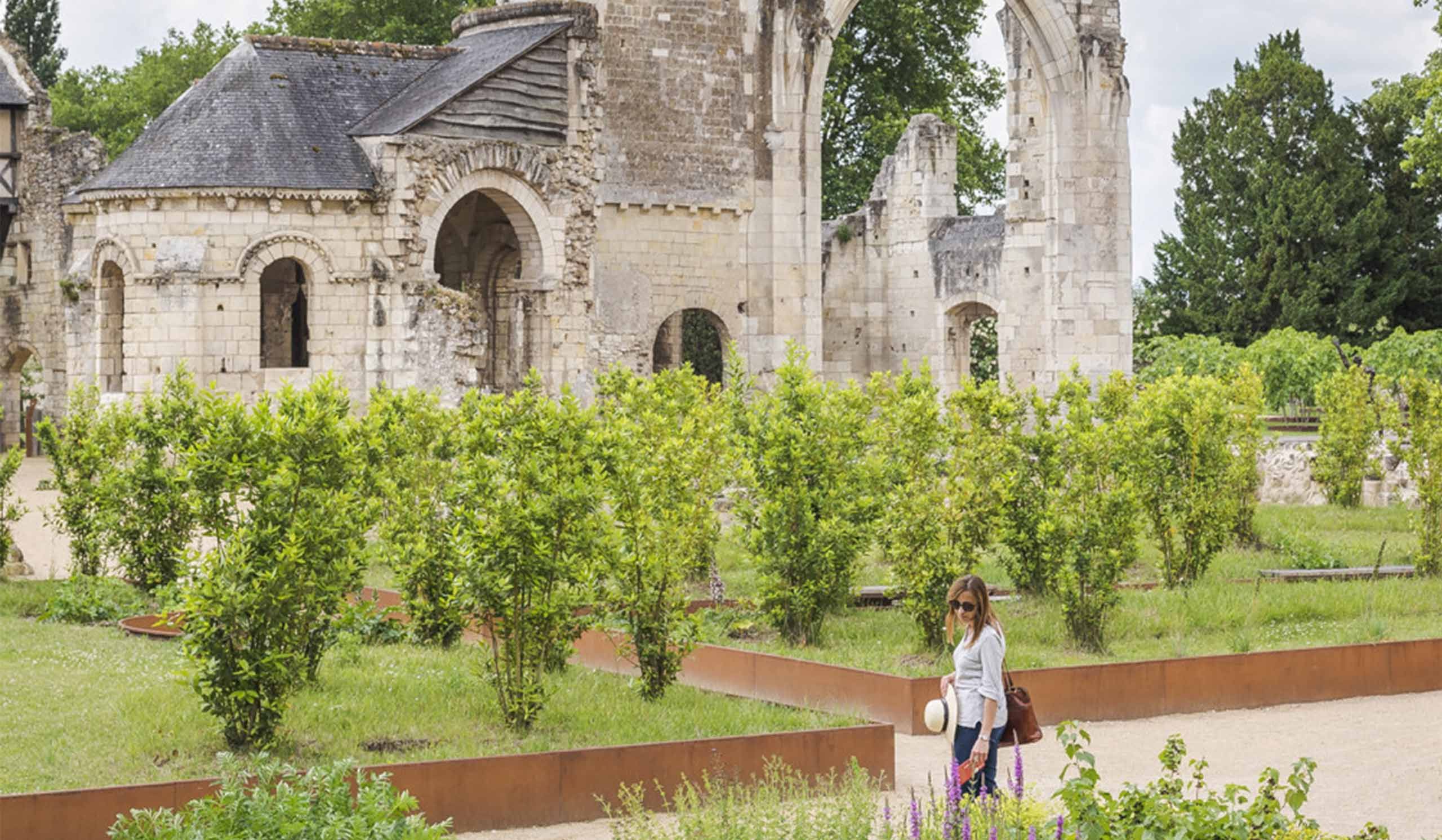 Femme dans les jardins du Prieuré Saint-Cosme