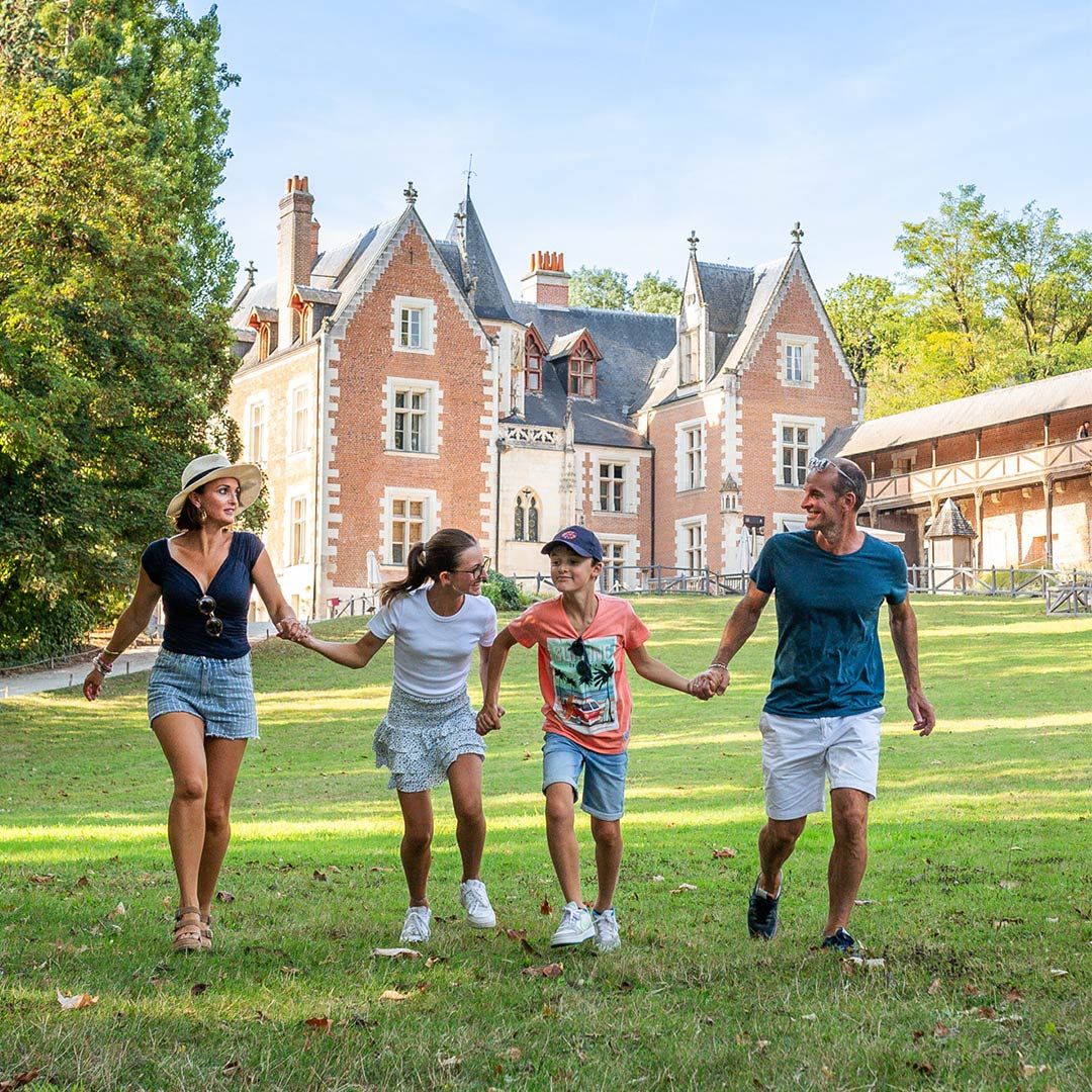 Famille dans le parc du Clos Lucé