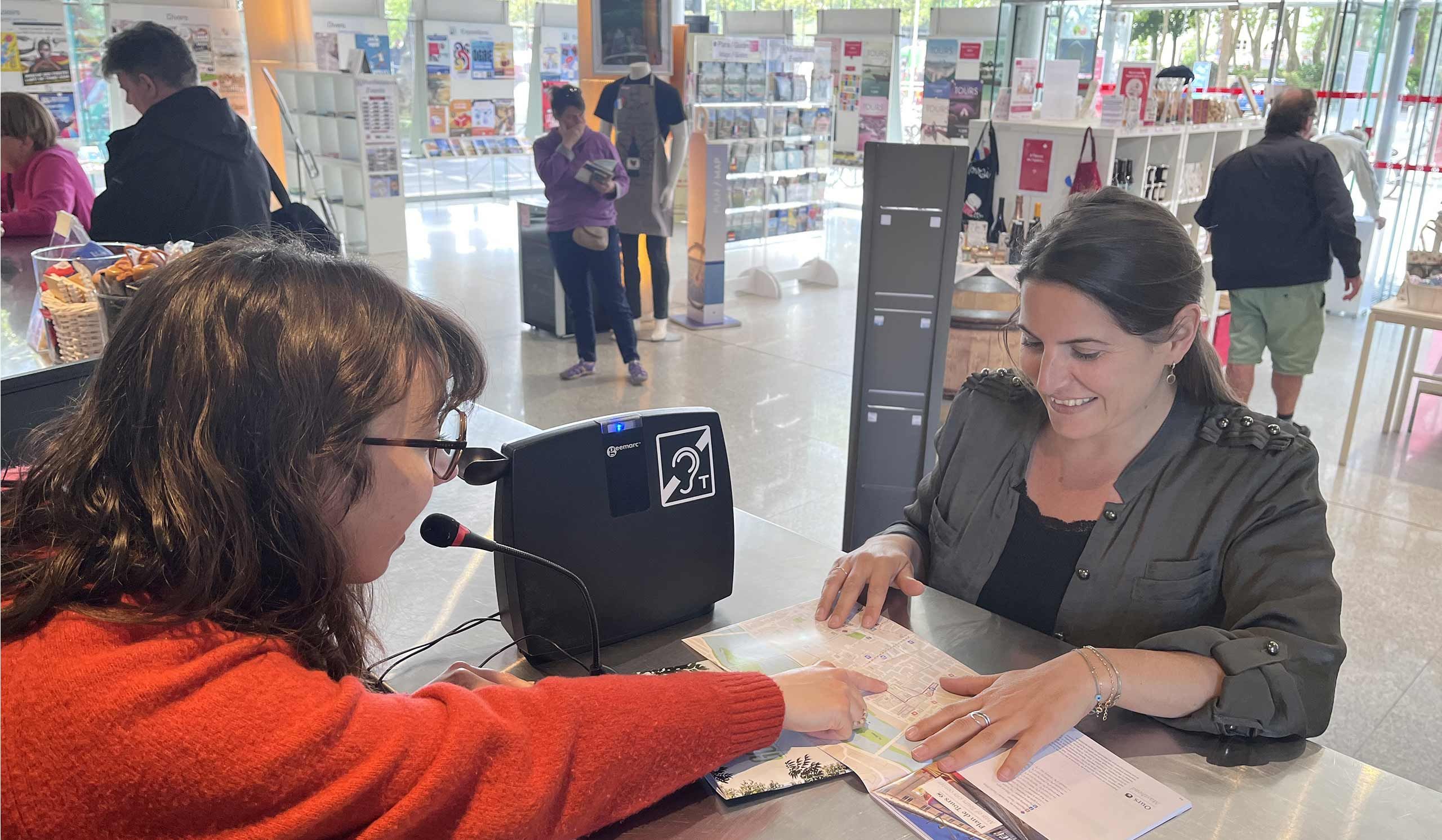 Accueil de l'Office de Tourisme de Tours avec boucle magnétique pour l'aide à l'audition