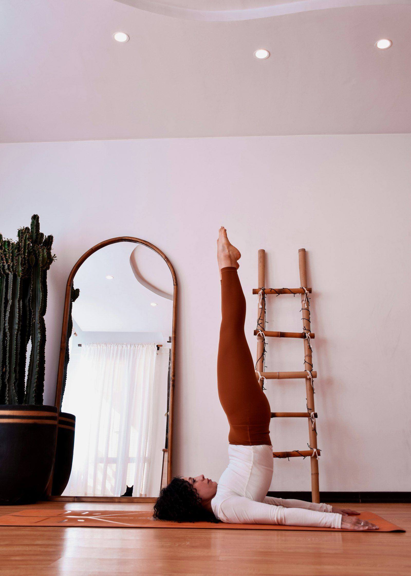 [EXEMPLO] Exercício de pilates no colchonete