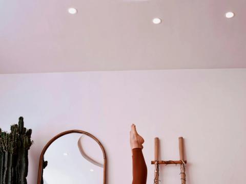 Exercício de pilates no colchonete
