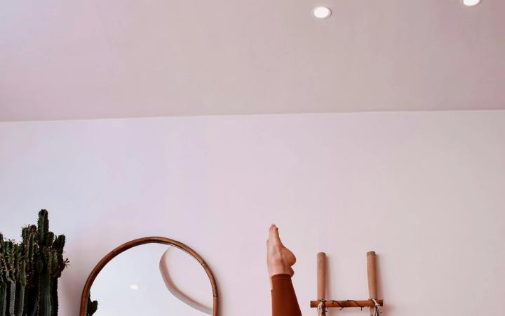 Exercício de pilates no colchonete