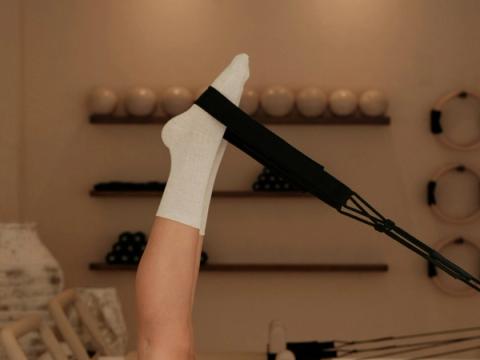 Exercício de pilates em aparelho