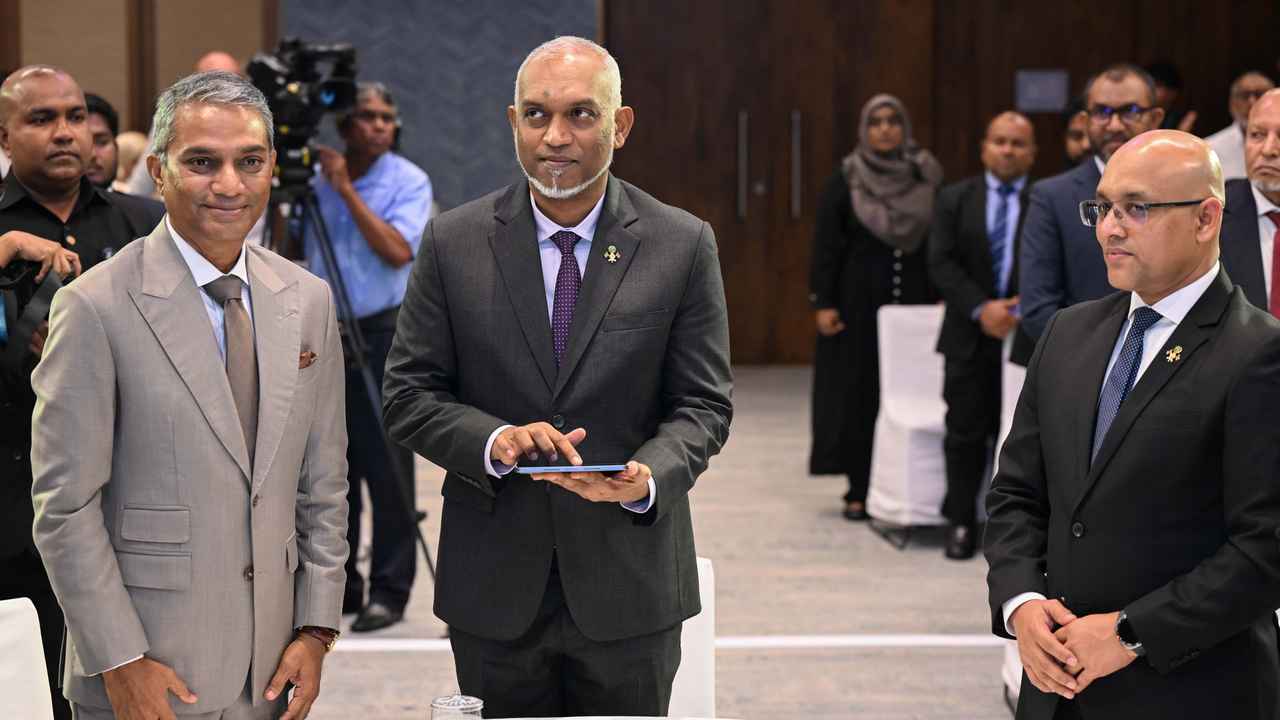 HEP Muizzu launches Maldives Premier Bank's mobile App at the bank's official inauguration gala event.