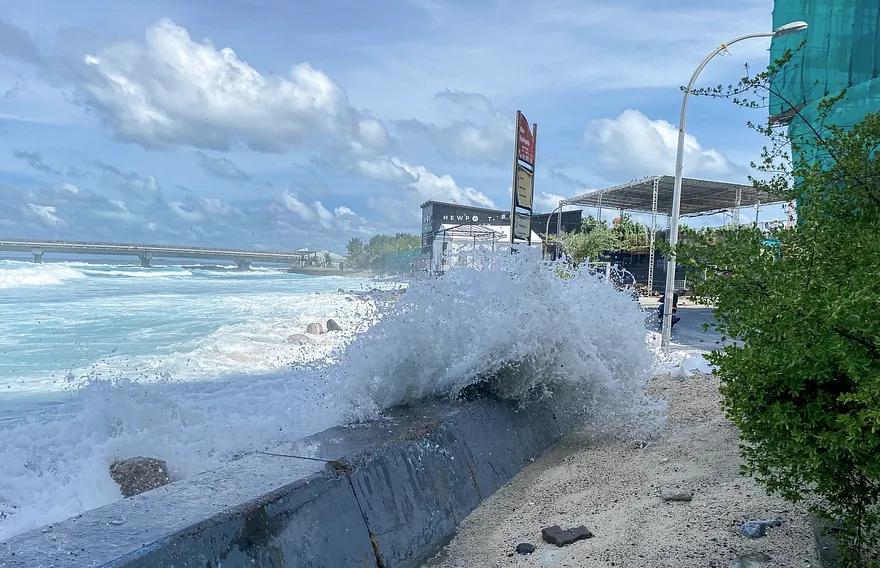 File Photo: Tidal waves surging near the Malé "Raalhugandu" Area.
