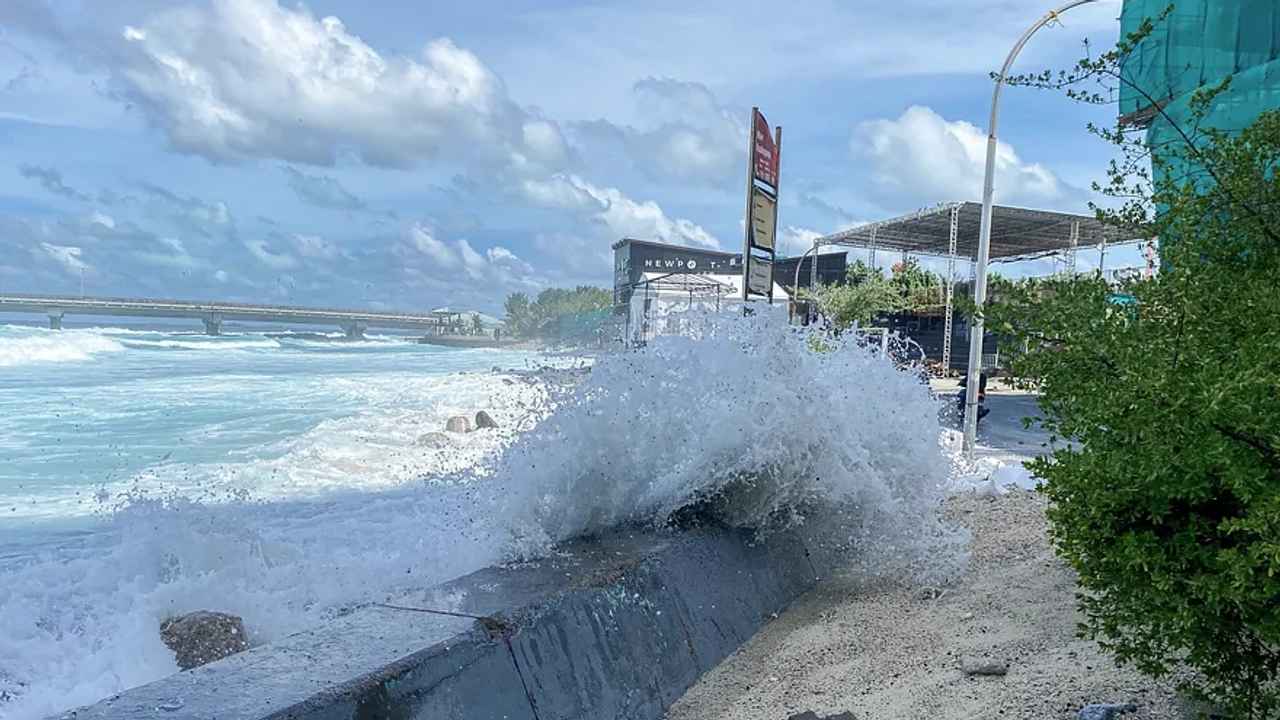 File Photo: Tidal waves surging near the Malé "Raalhugandu" Area.