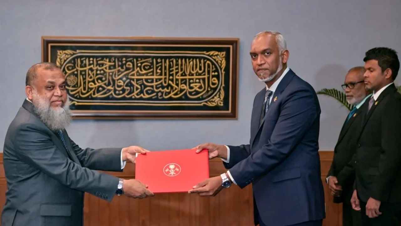 Sheikh Imam Latheef being appointed to his current position at the President's Office