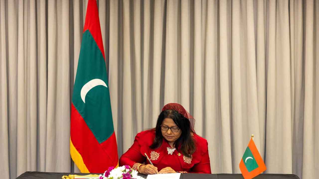 H.E. Minister Geela Ali signing the Bogotá Call to Action on behalf of the Government of the Maldives