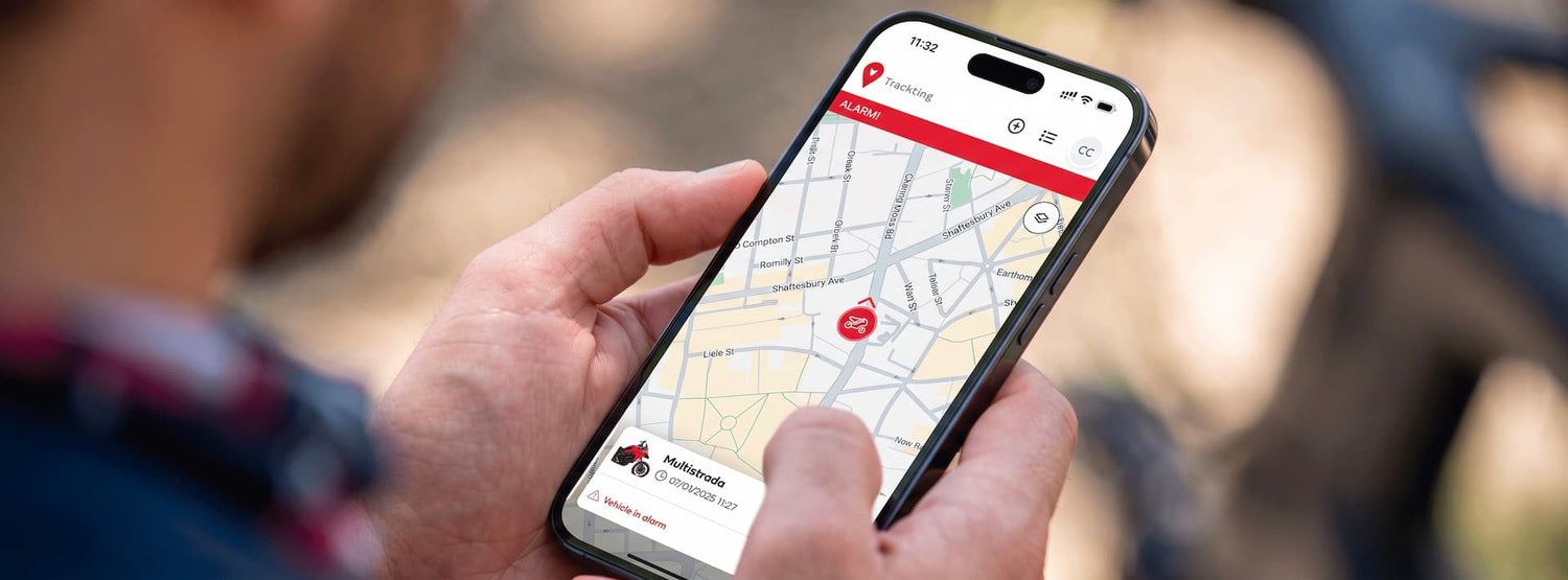 Smartphone con l'app Trackting e la posizione del veicolo sulla mappa