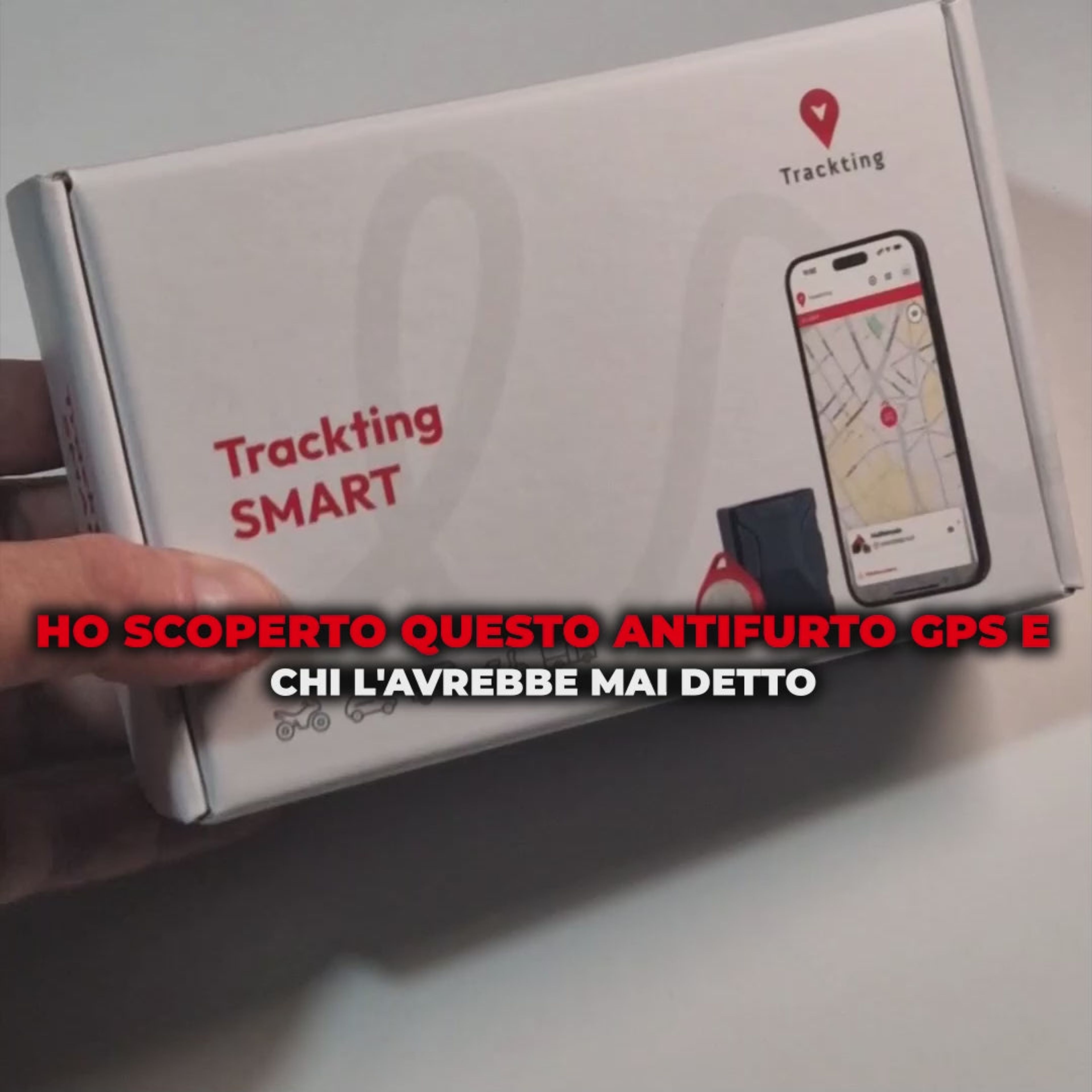 Giuseppe mostra la confezione di Trackting Smart, l'antifurto GPS senza canone