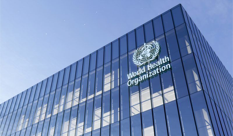 No dia 13 de outubro, a Organização Mundial da Saúde (OMS) anunciou a lista de 26 especialistas selecionados para formar o novo Grupo Científico Assessor sobre a Origem de Novos Patógenos (SAGO, na sigla em inglês). Além do coronavírus, o comitê pretende ser uma referência mundial sobre doenças infecciosas emergentes, sendo que sua primeira missão deverá esclarecer a origem do SARS-CoV-2. Dos 26, 6 membros do SAGO já faziam parte do comitê de especialistas que visitaram a China em janeiro, mas encontraram diversas dificuldades de acesso à informação relevante, que levou a feitura de um questionado relatório em março (a origem indicada era um patógeno animal). Em agosto, o grupo denunciou que as investigações estavam suspensas e que o tempo para solucionar essa questão estava se esgotando. Agora, a China realiza a análise de 200.000 amostras de doadores de sangue dos meses anteriores à descoberta oficial do vírus, em janeiro de 2020, na cidade de Wuhan. Esse período de estudo é relevante pois é quando se iniciou a circulação do vírus, sendo confundido com outras doenças respiratórias. Entretanto, o acesso a esse estudo ainda não está disponível para especialistas internacionais, assim como outras informações científicas. O posicionamento chinês gerou hipóteses, como a fuga de um laboratório especializado em coronavírus em Wuhan, uma das razões pelas quais o serviço secreto estadunidense já iniciou uma relatoria própria do assunto. Os resultados desse estudo podem ser essenciais para futuros estudos do coronavírus e o SAGO poderá atuar fortemente em futuras epidemias. Referência OMS nomeia especialistas encarregados de retomar investigações sobre a origem do coronavírus. Por Oriol Güell, Barcelona, 2021. Traduzido para o português. Disponível em Acesso em 13 de outubro de 2021.