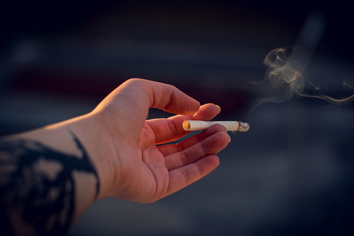 Covid-19: fumo aumenta chances de hospitalização em até 80%, mostra estudo britânico