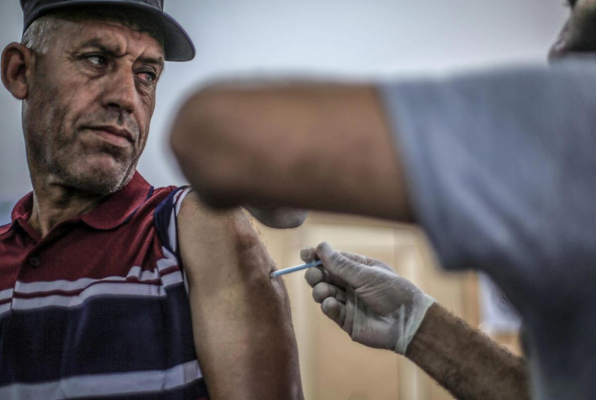 Palestino recebe a vacina Sputnik contra o coronavírus no campo de refugiados de Khan Younis, no sul da Faixa de Gaza.MOHAMMED SABER / EFE