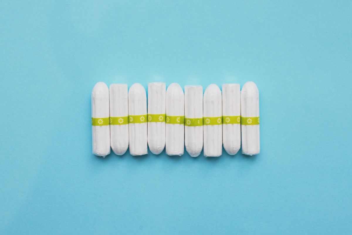 Bolsonaro sanciona programa de promoção da saúde menstrual, mas veta distribuição gratuita de absorventes